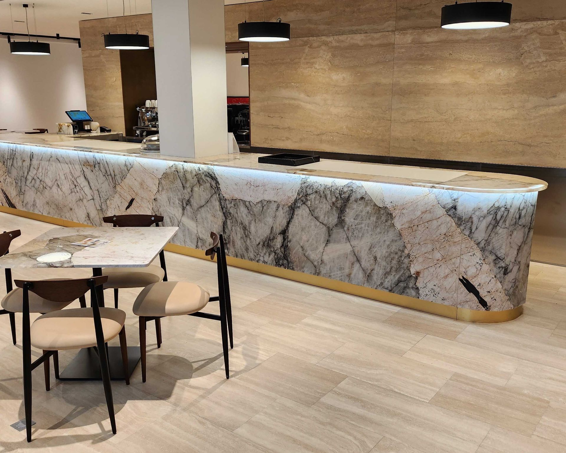 Comptoir de bar blanc en quartzite Patagonia sur toute sa longueur, habillage de la même pierre