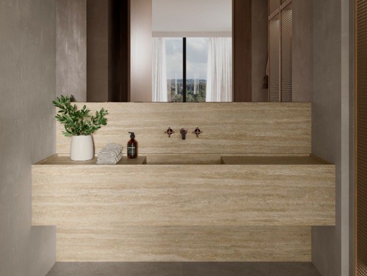 Plan de travail beige Colosseo en céramique Neolith, vue en situation