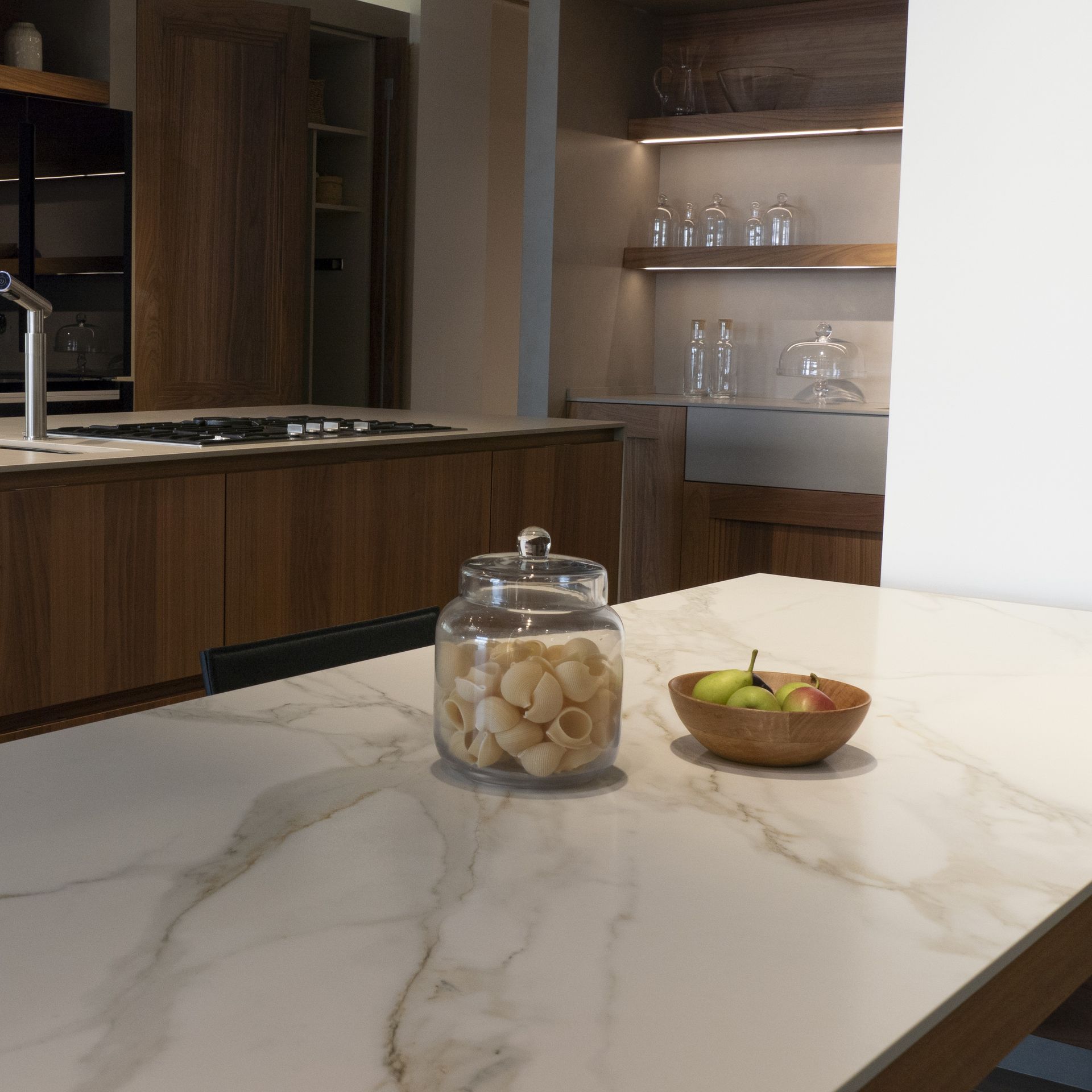 Plan de travail blanc Calacatta Roma en céramique Neolith, vue en situation