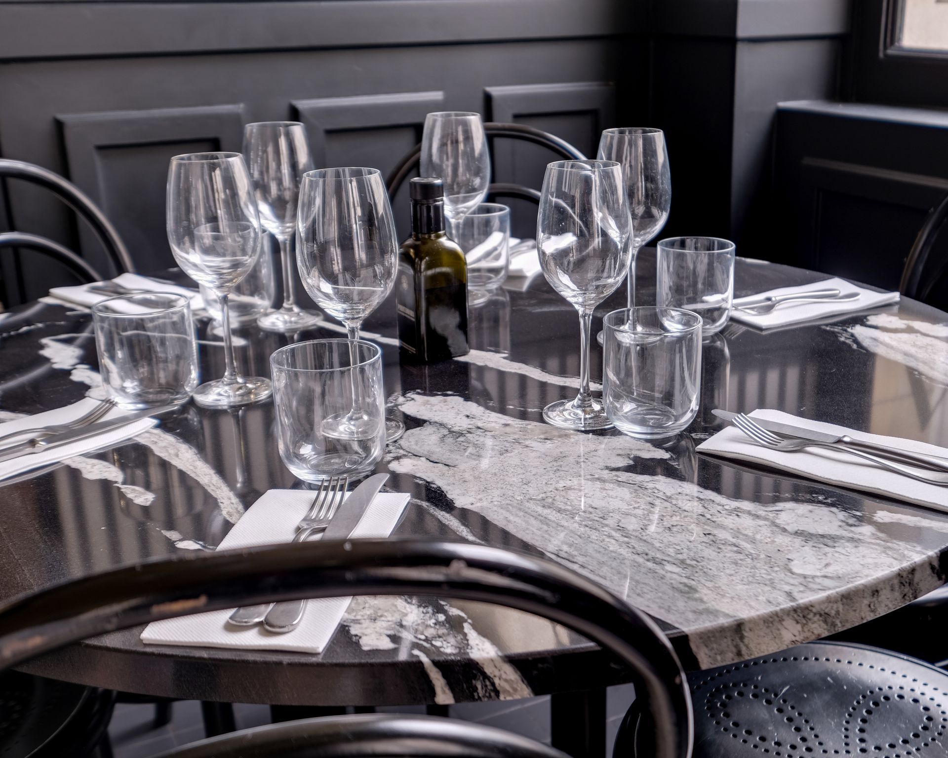 Tables de restaurant en granit gris clair moucheté