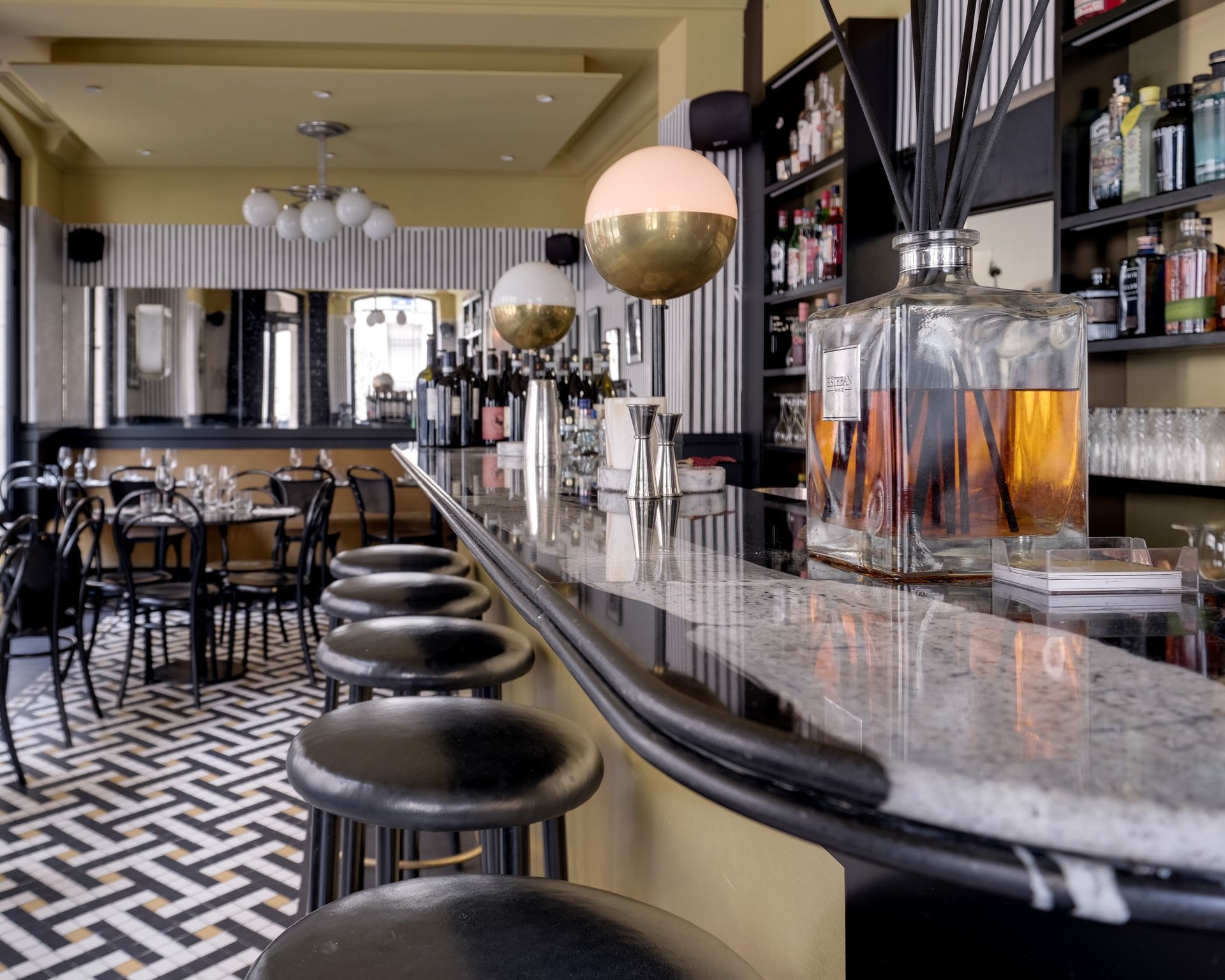 Comptoir de bar gris clair moucheté en granit, soubassement noir
