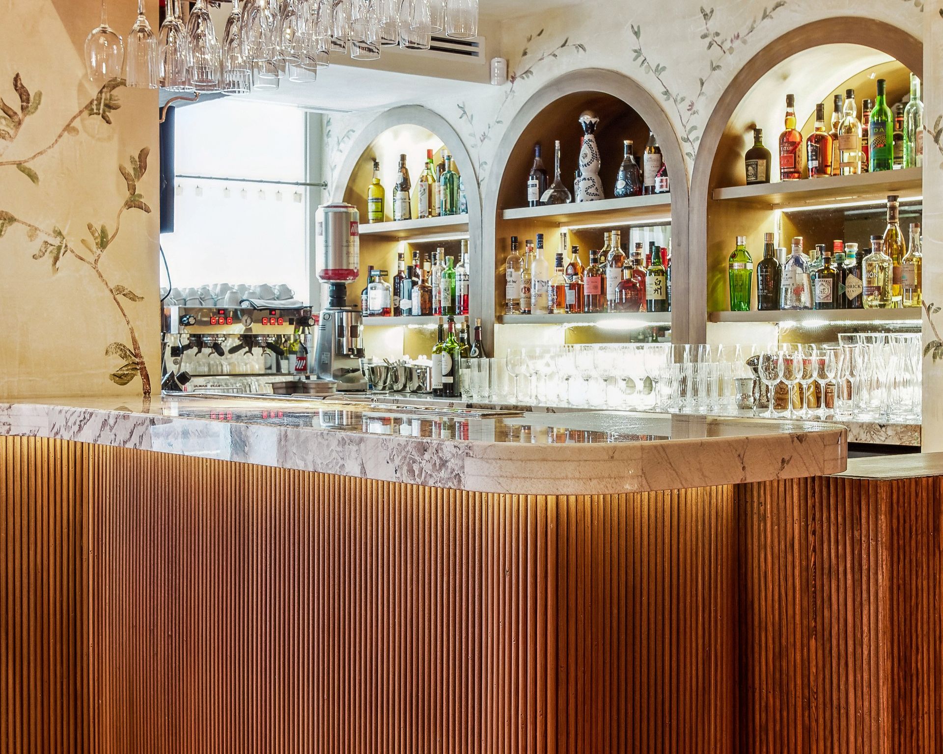 Comptoir de bar blanc en quartzite Alpinus et habillage bois cannelé