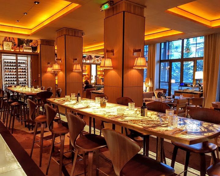 Salle de restaurant équipée de tables en marbre Lilac blanc veiné de violet