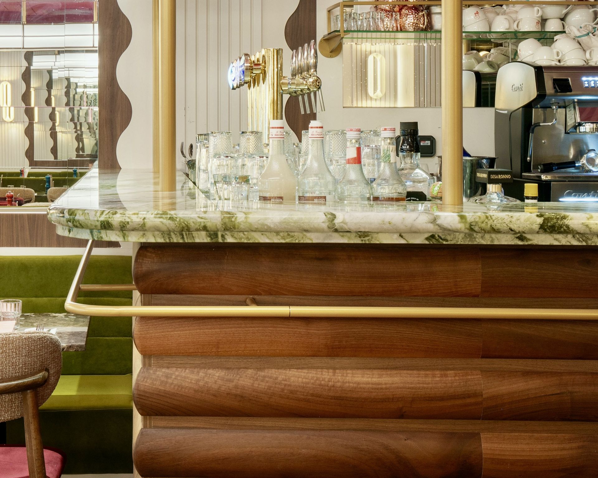 Comptoir de bar vert clair en marbre Fantasy Green, habillage bois