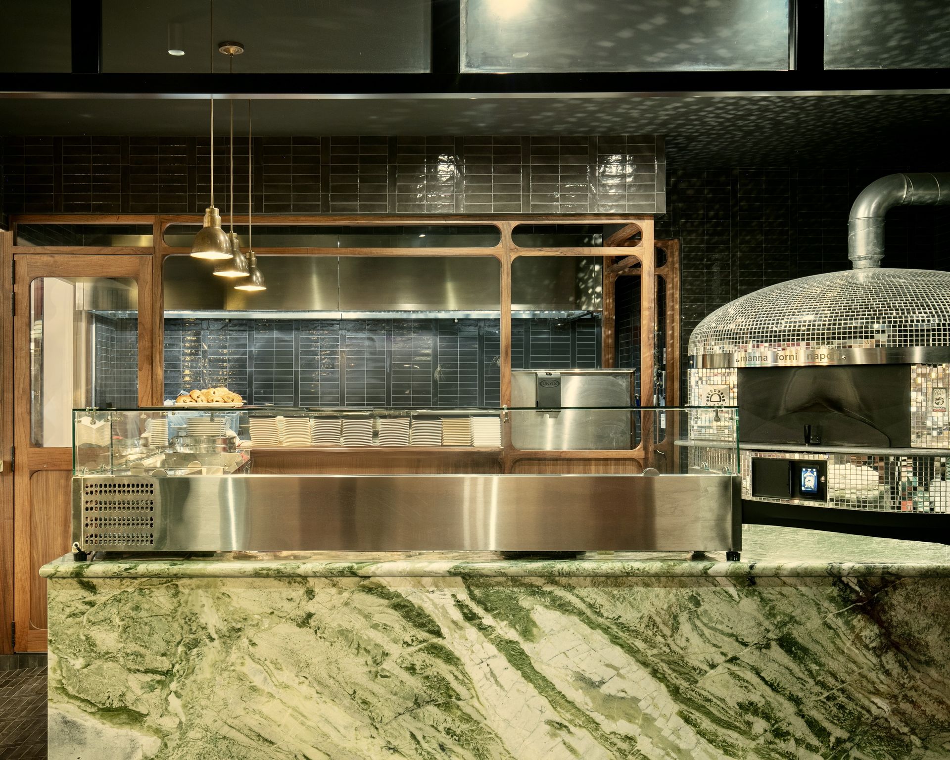 Plan de cuisine ouverte vert clair en marbre Fantasy Green dans un restaurant, habillage bois