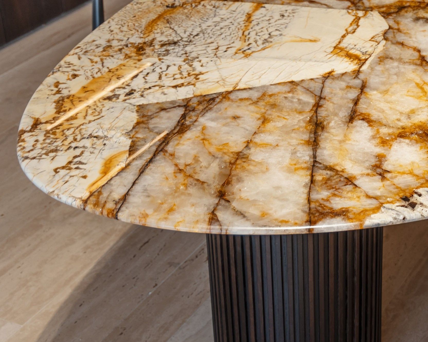 Gros plan d'un plateau de table de réunion blanc veiné d'or en quartzite Patagonia
