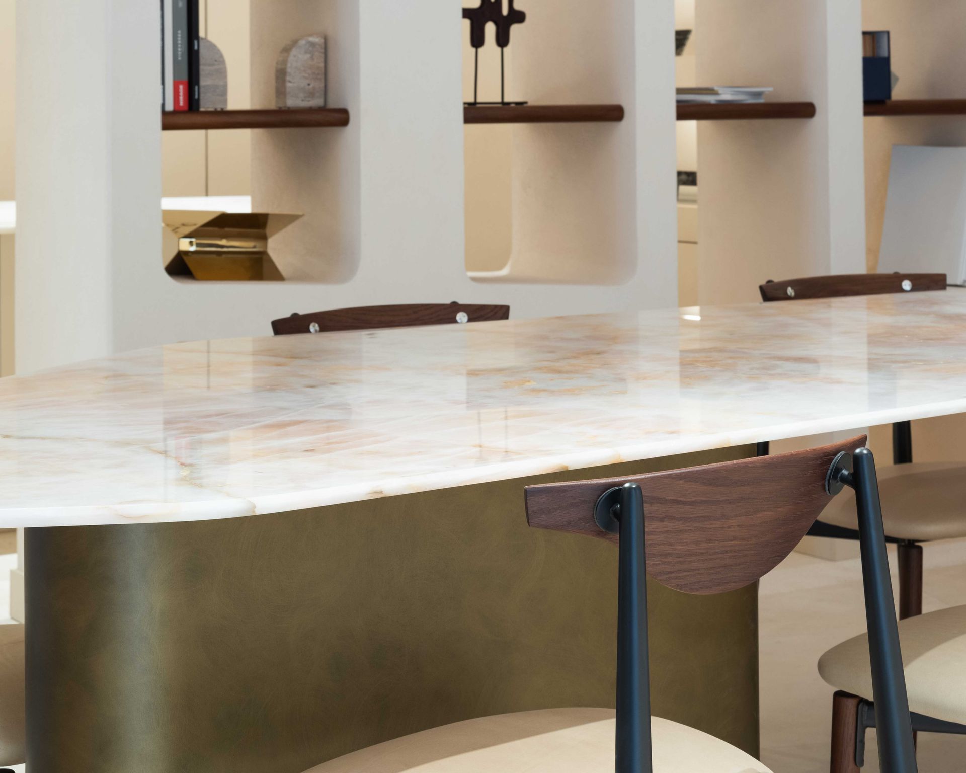 Table de réunion à plateau blanc veiné de rose en quartzite Cristal Pink et socle laiton