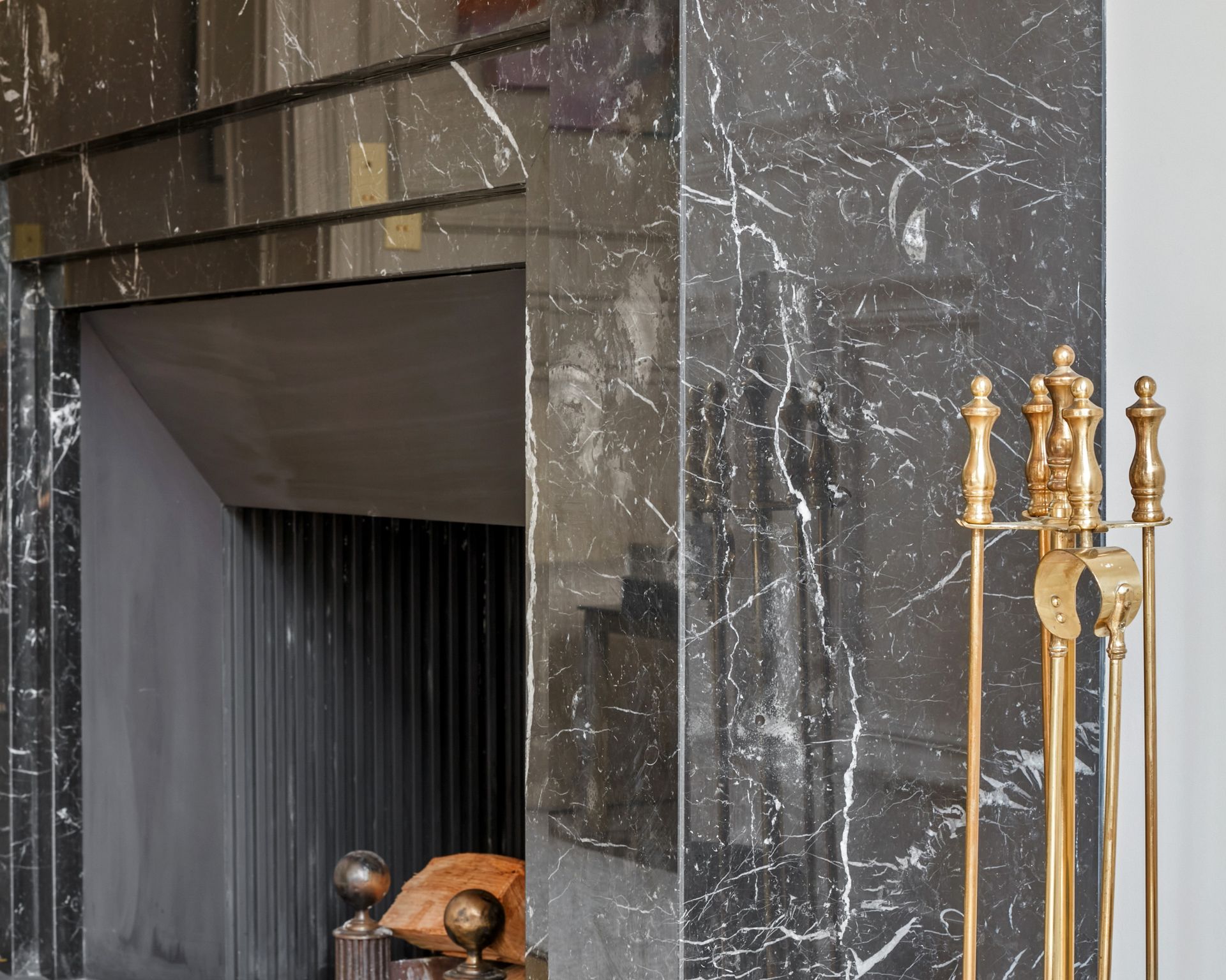 Cheminée à manteau droit habillée de marbre Noir Marquina noir, vue de face
