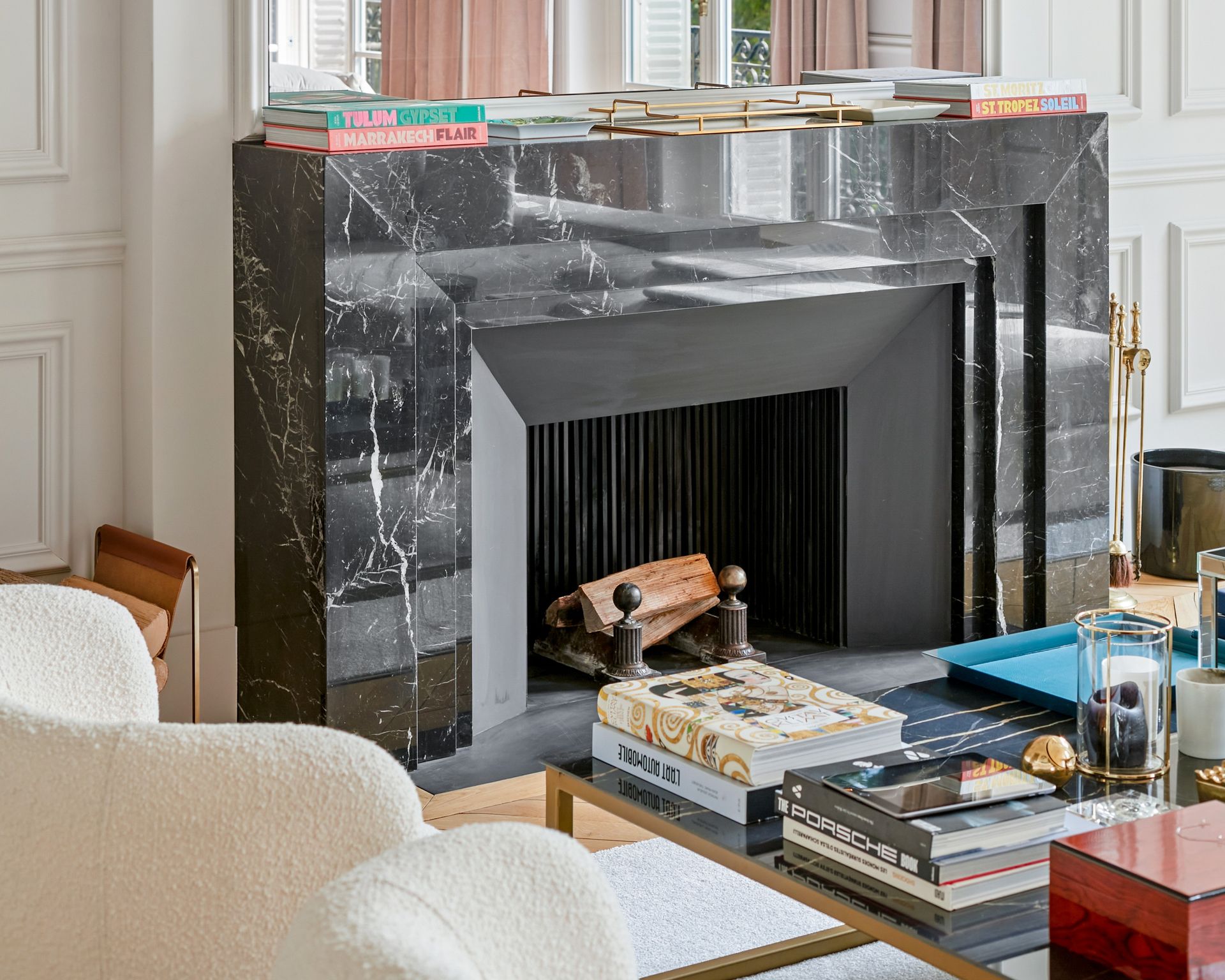 Habillage de cheminée noir en marbre Noir Marquina, à manteau droit, dans un salon aux moulures blanches