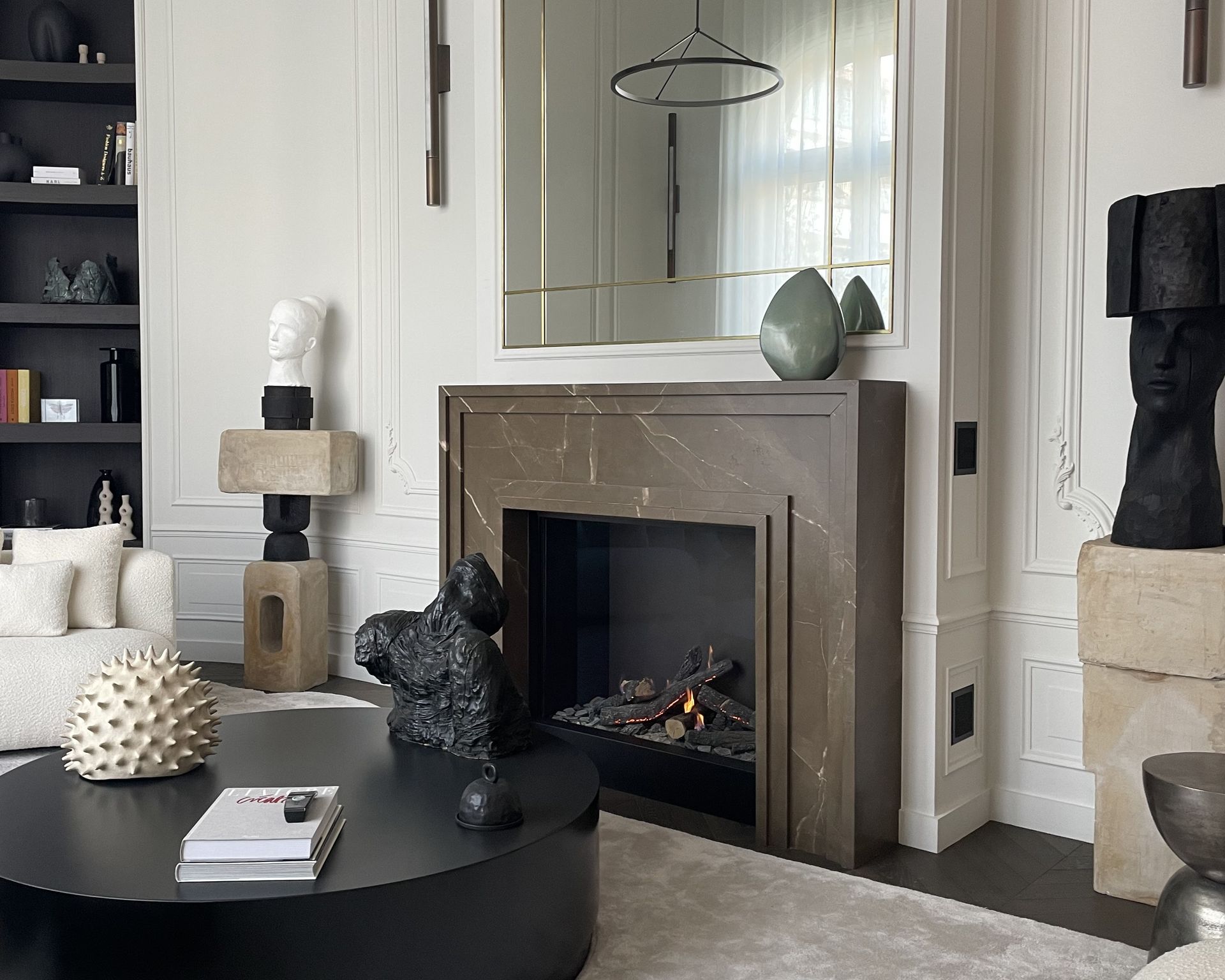 Habillage de cheminée gris brun en marbre Pietra Grey, à manteau droit, dans un salon à boiseries blanches