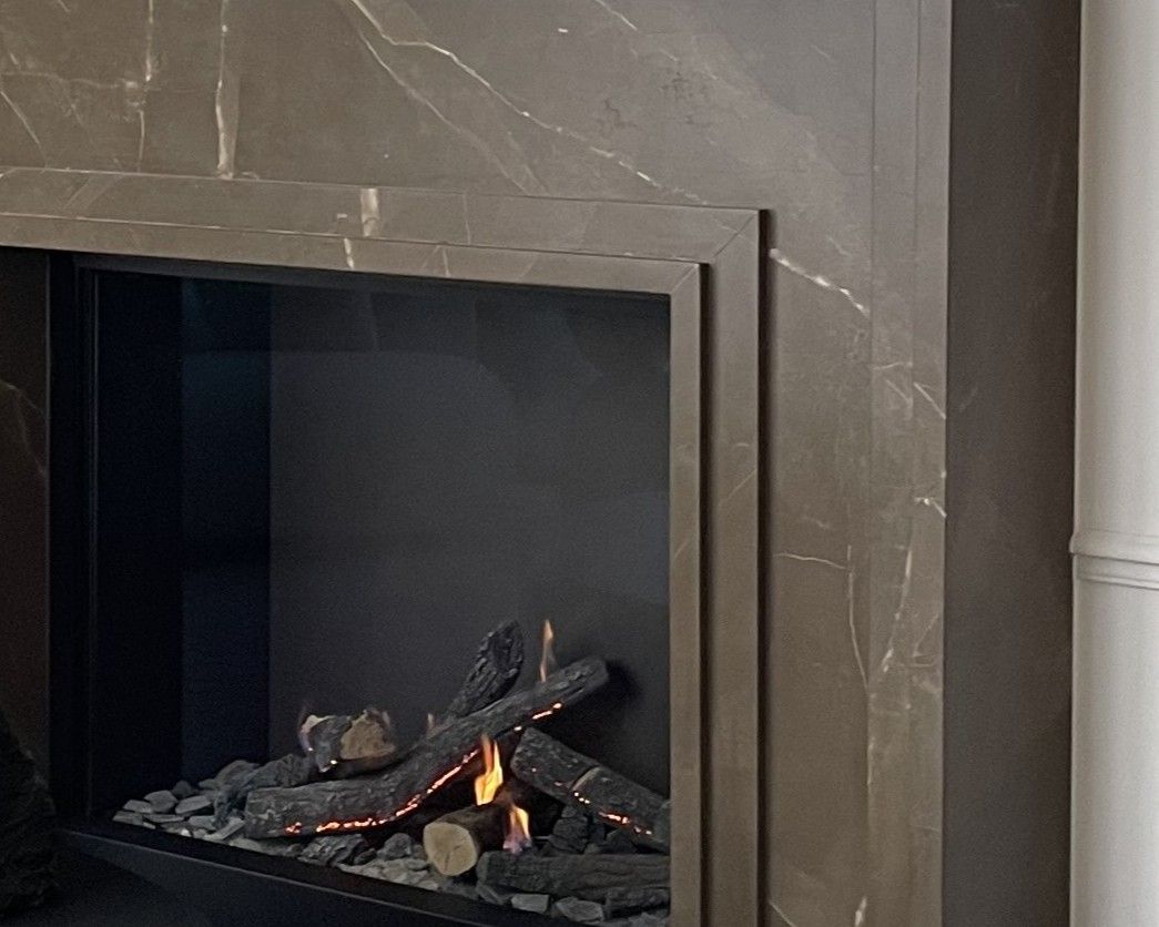 Cheminée à manteau droit habillée de marbre Pietra Grey gris brun, vue de face