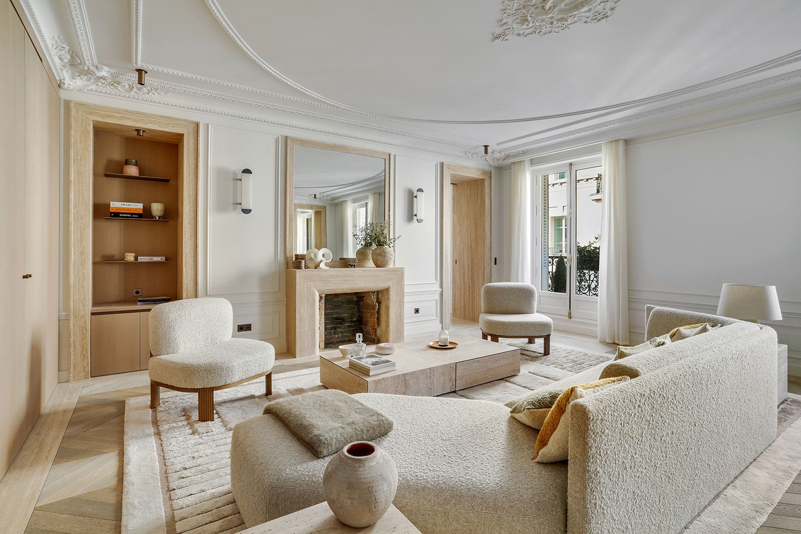 Habillage de cheminée beige en travertin, à manteau droit, dans un salon crème