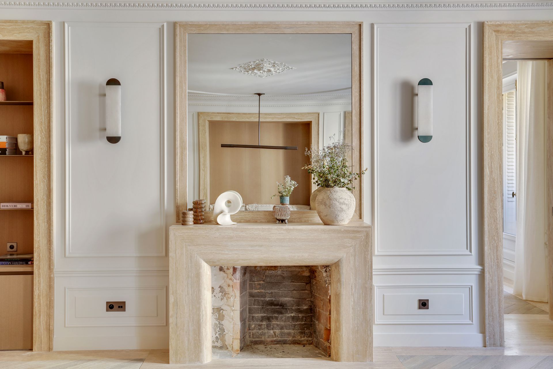 Cheminée à manteau droit habillée de travertin beige, vue de face