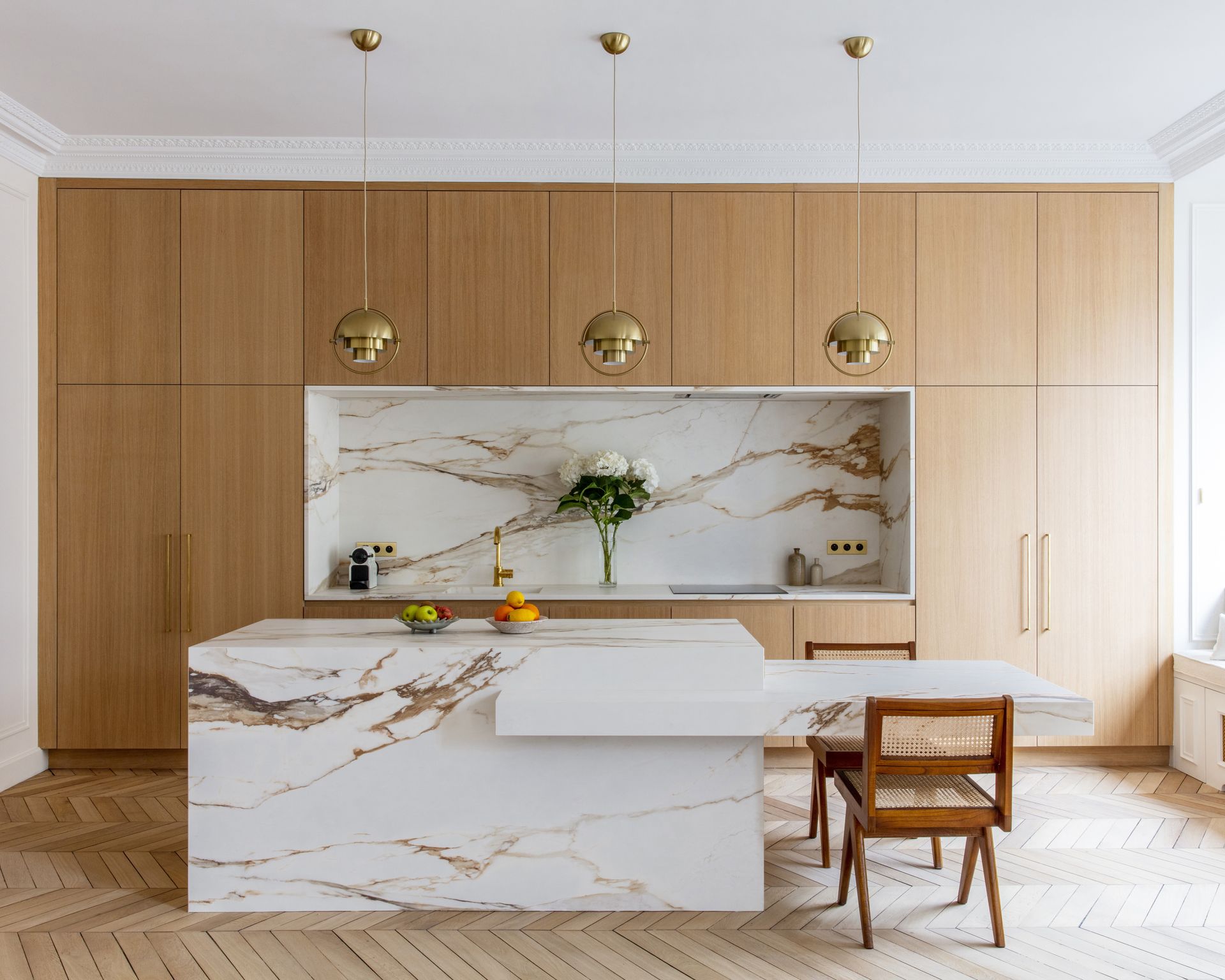 Cuisine à façades bois clair et plan de travail blanc en céramique MStone Antique Oro