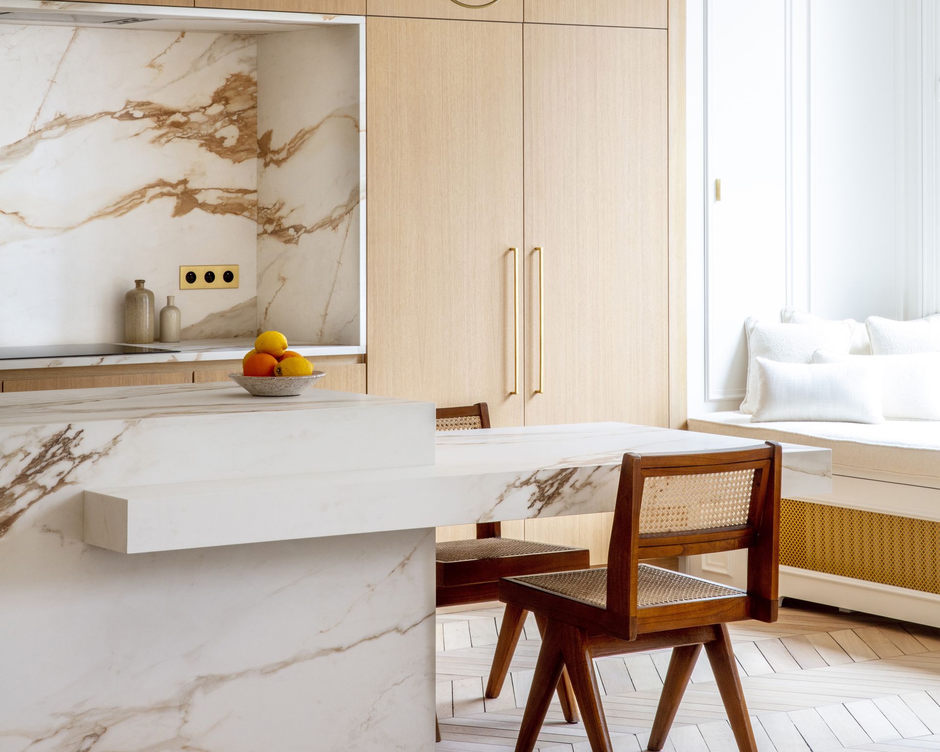 Îlot de cuisine à façades bois clair et plan de travail blanc en céramique MStone Antique Oro