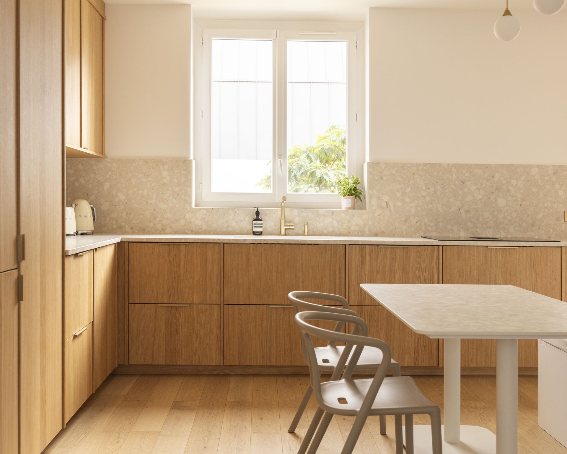 Cuisine à façades bois clair et plan de travail beige en céramique Neolith The Size Retrostone, Karen Tinka