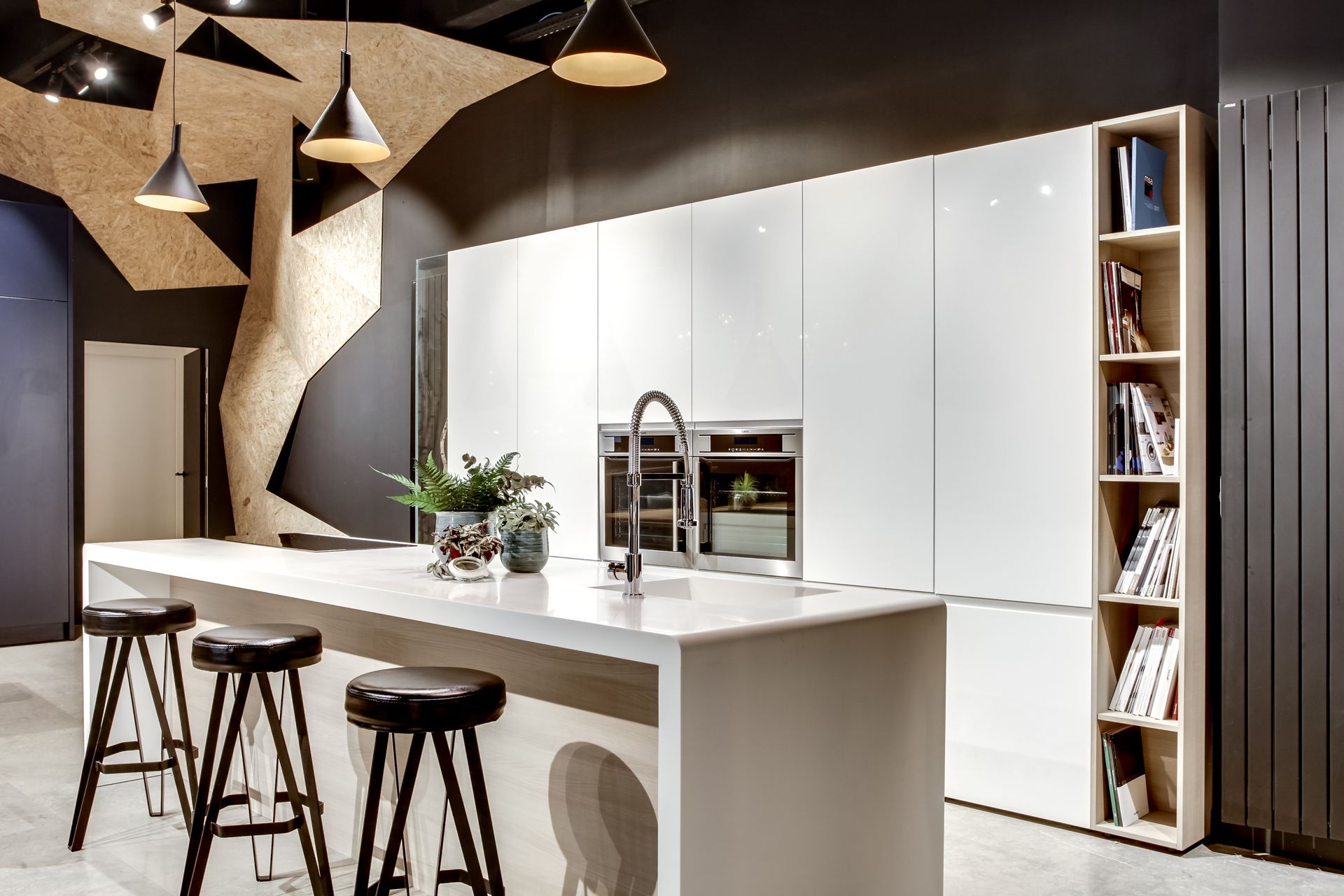 Cuisine à façades blanches laquées et plan de travail blanc en Corian Designer White