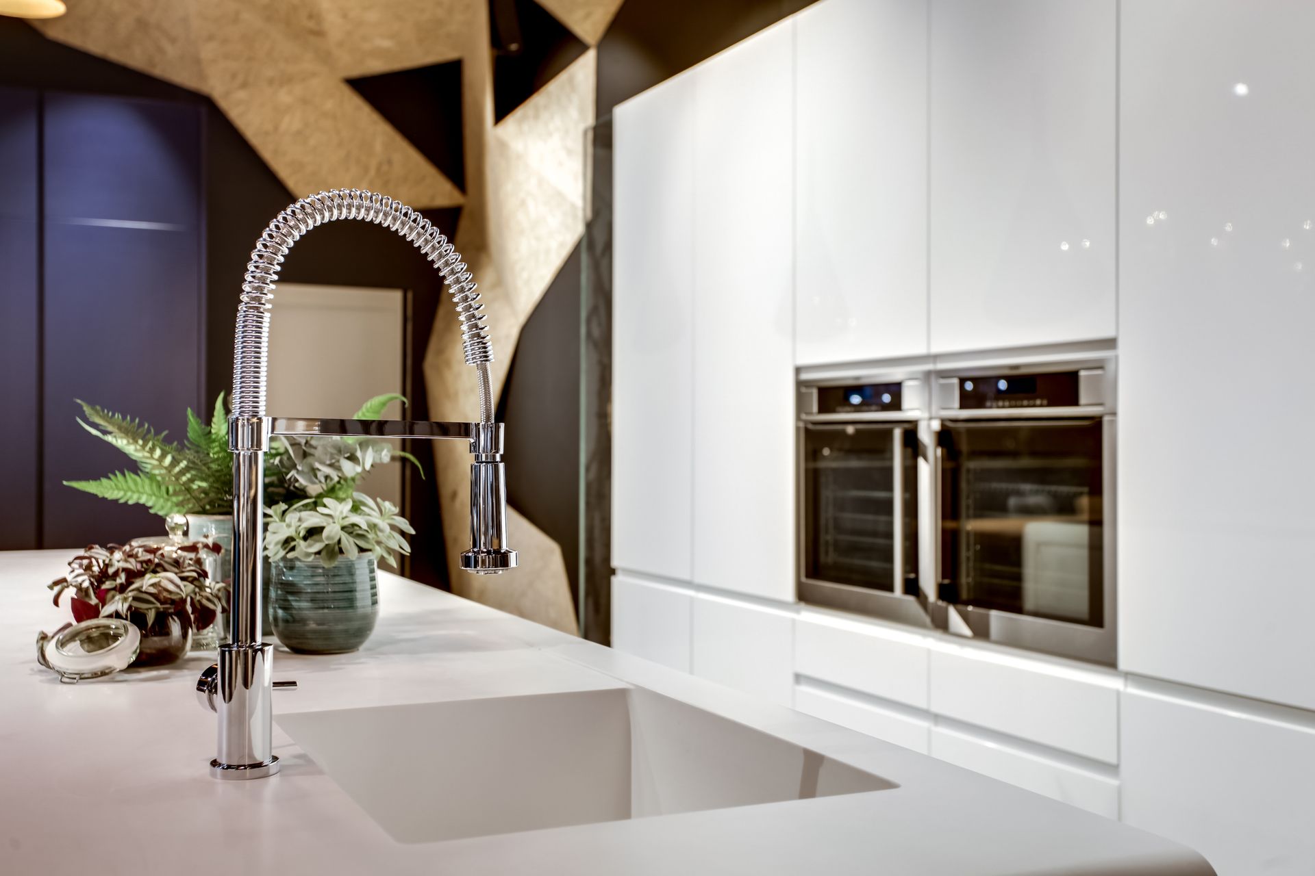 Évier taillé dans un plan de travail blanc en Corian Designer White, cuisine à façades blanches laquées
