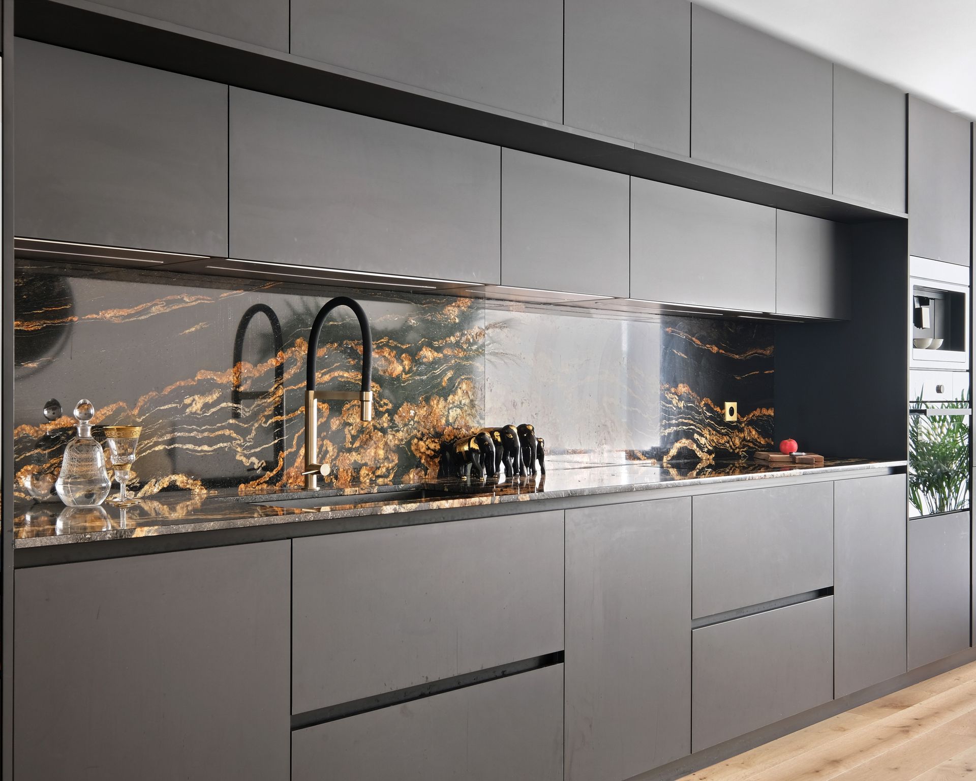 Cuisine à façades grises mates et plan de travail noir en granit Black Fusion