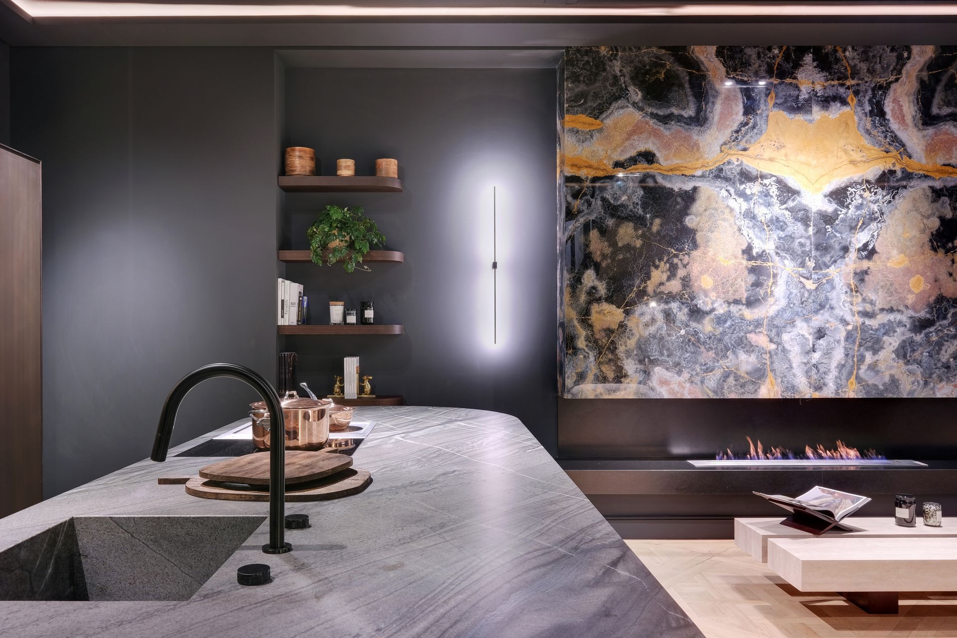 Évier taillé dans un plan de travail gris en quartzite Black Tempest, cuisine à façades bois foncé cannelé