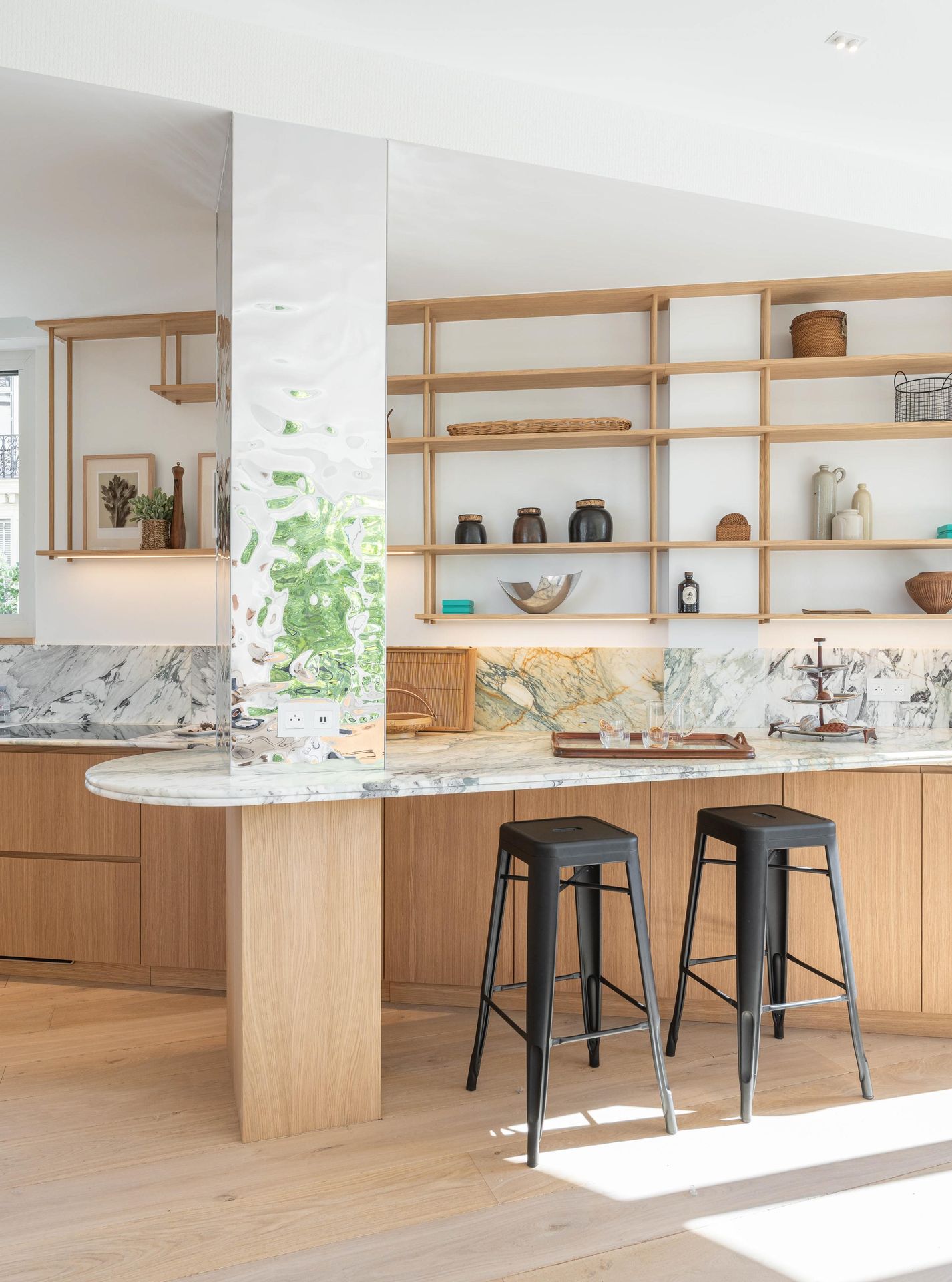 Cuisine à façades bois clair et plan de travail blanc en marbre Breccia Capraia, Blackstones