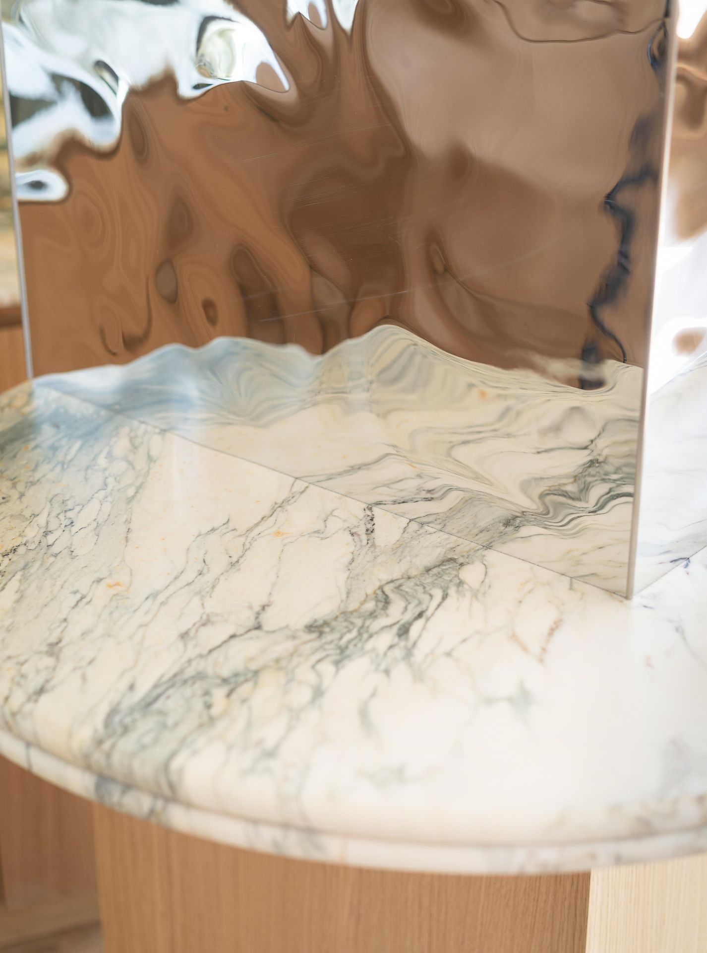 Îlot de cuisine à façades bois clair et plan de travail blanc en marbre Breccia Capraia, Blackstones