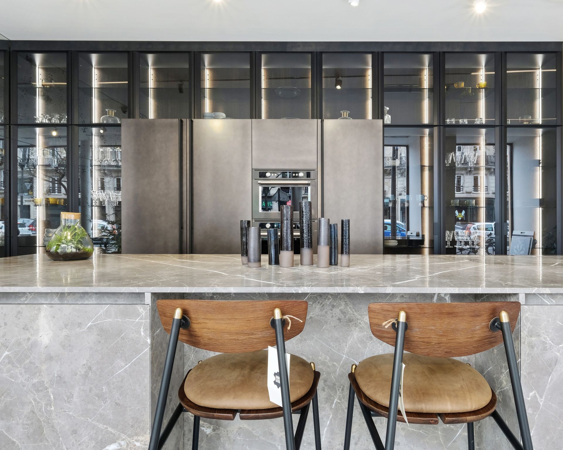 Îlot de cuisine à plan de travail gris en marbre Grigio Collemandina, showroom Easyplan