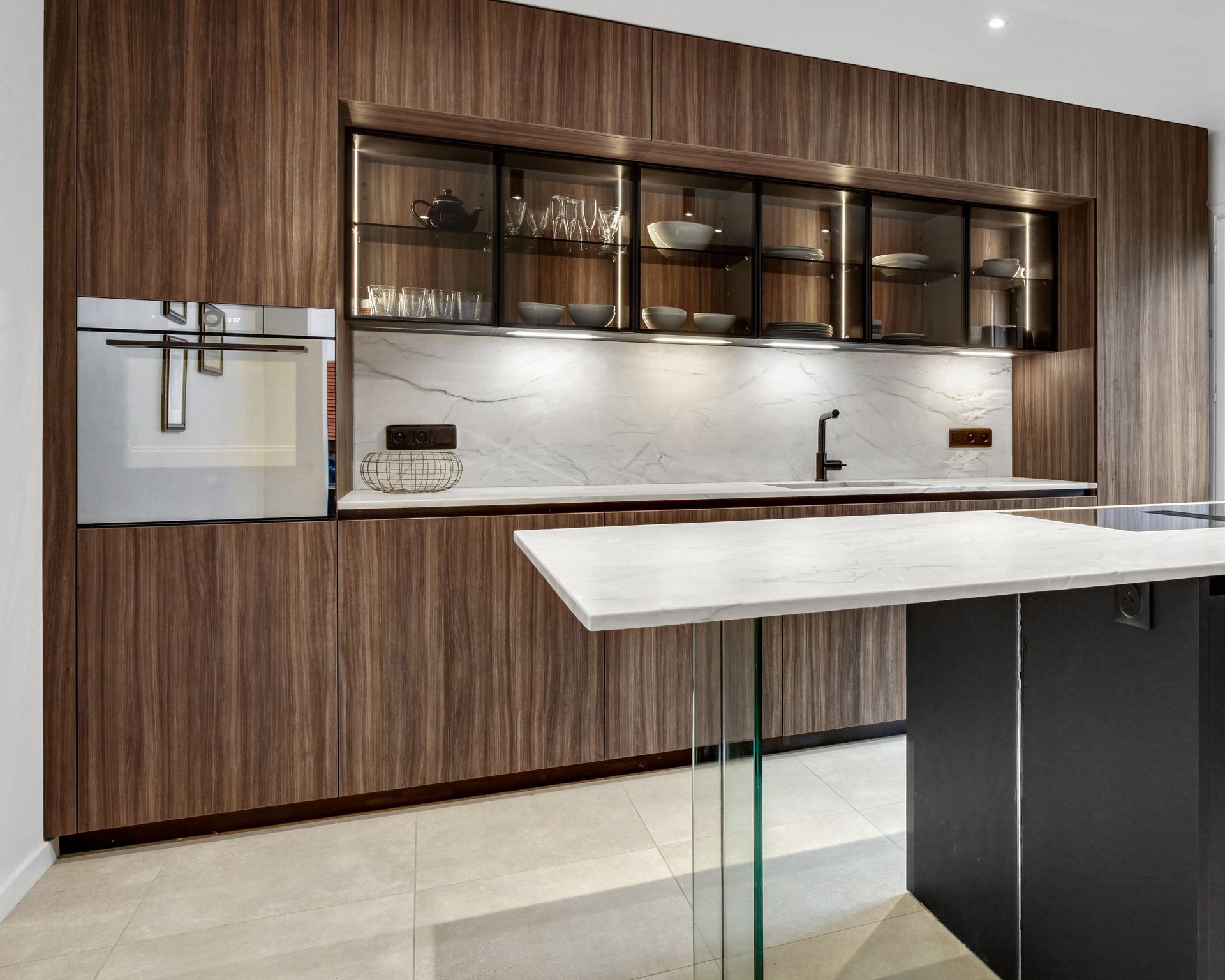 Cuisine à façades bois foncé et plan de travail blanc en quartzite Mont Blanc