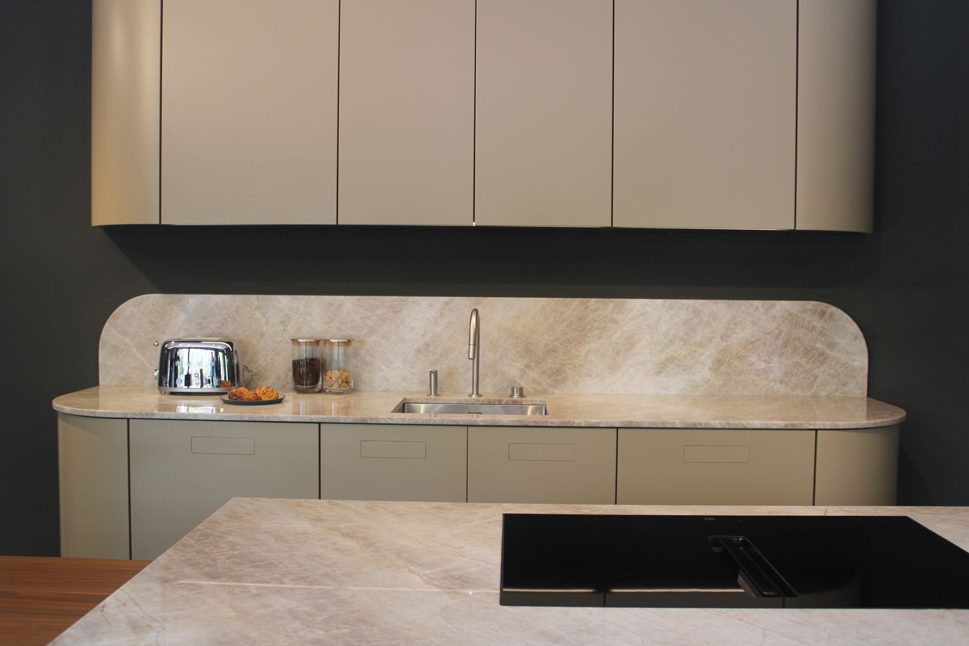 Cuisine à façades beige taupe et plan de travail beige en quartzite Perla Santy