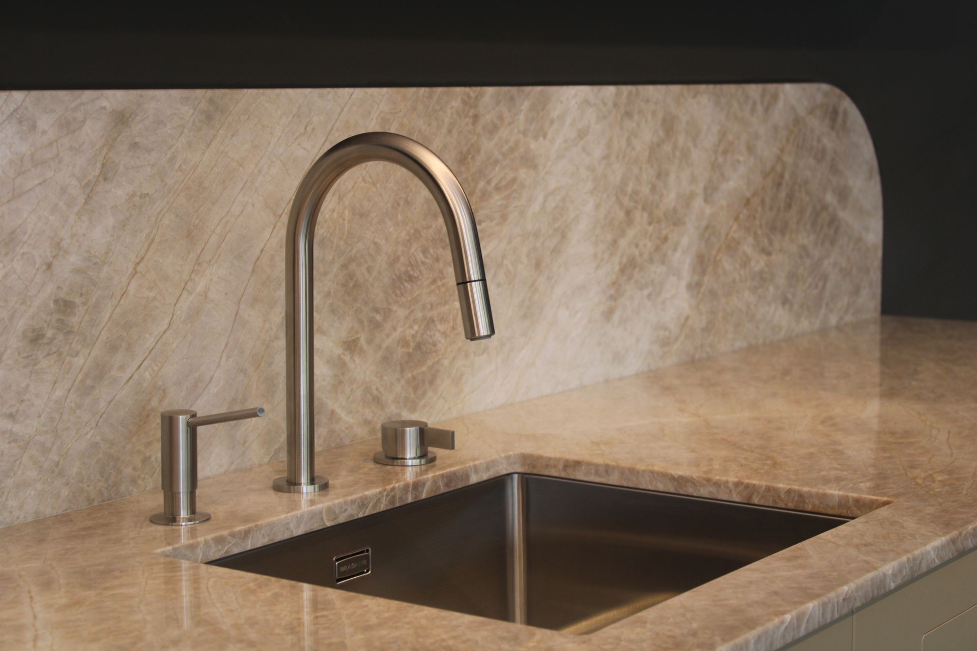 Évier taillé dans un plan de travail beige en quartzite Perla Santy, cuisine à façades beige taupe