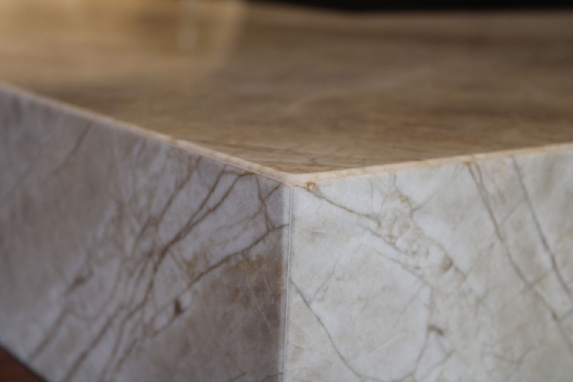 Angle d'un plan de travail beige en quartzite Perla Santy, cuisine à façades beige taupe