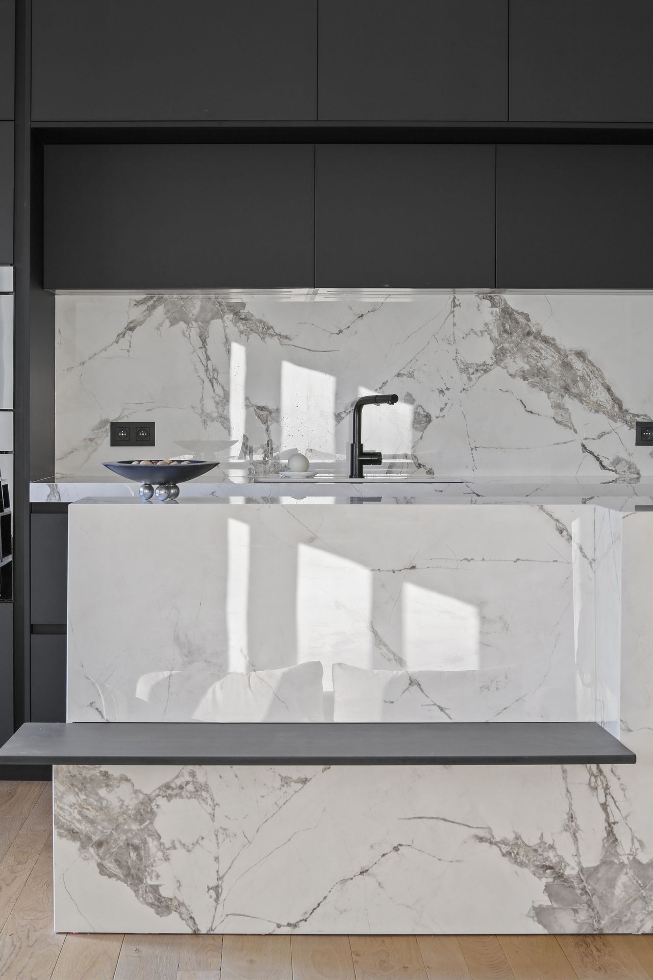 Îlot de cuisine à façades noires et plan de travail blanc en céramique Dekton Aura 22