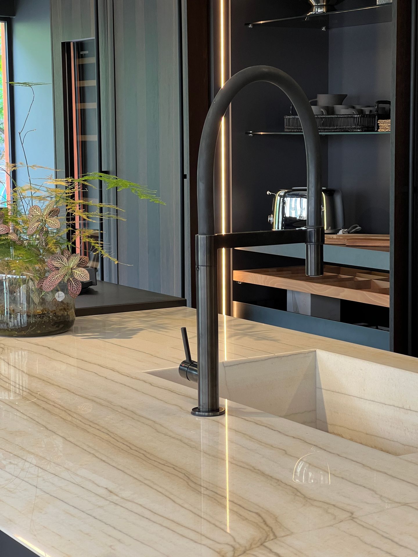 Évier taillé dans un plan de travail beige en quartzite Sensa White Macaubas, îlot de showroom
