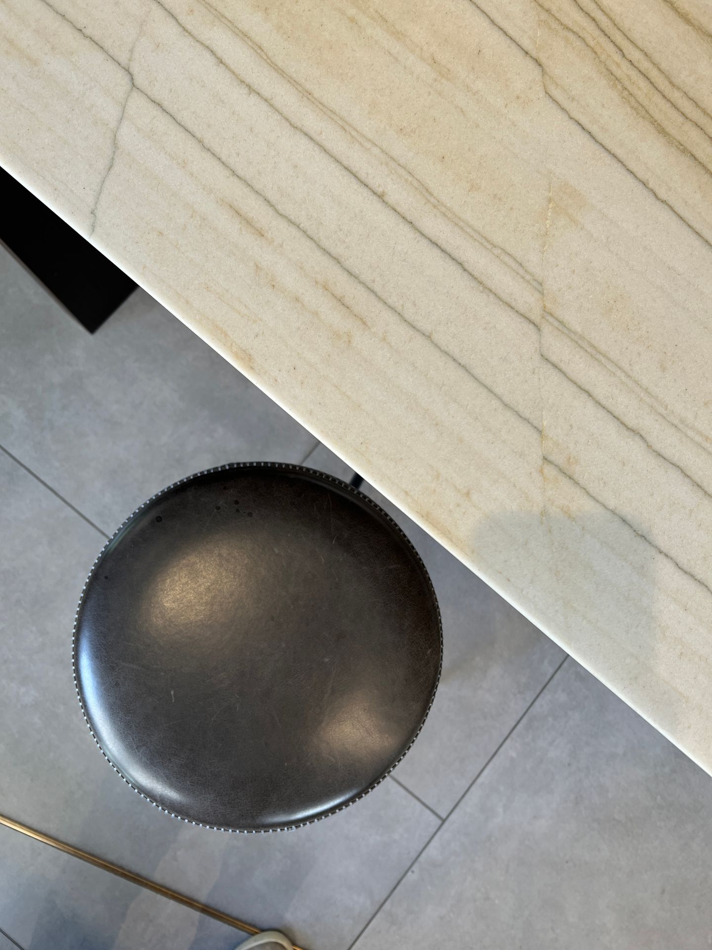 Veines d'un plan de travail beige en quartzite Sensa White Macaubas sur un îlot de showroom