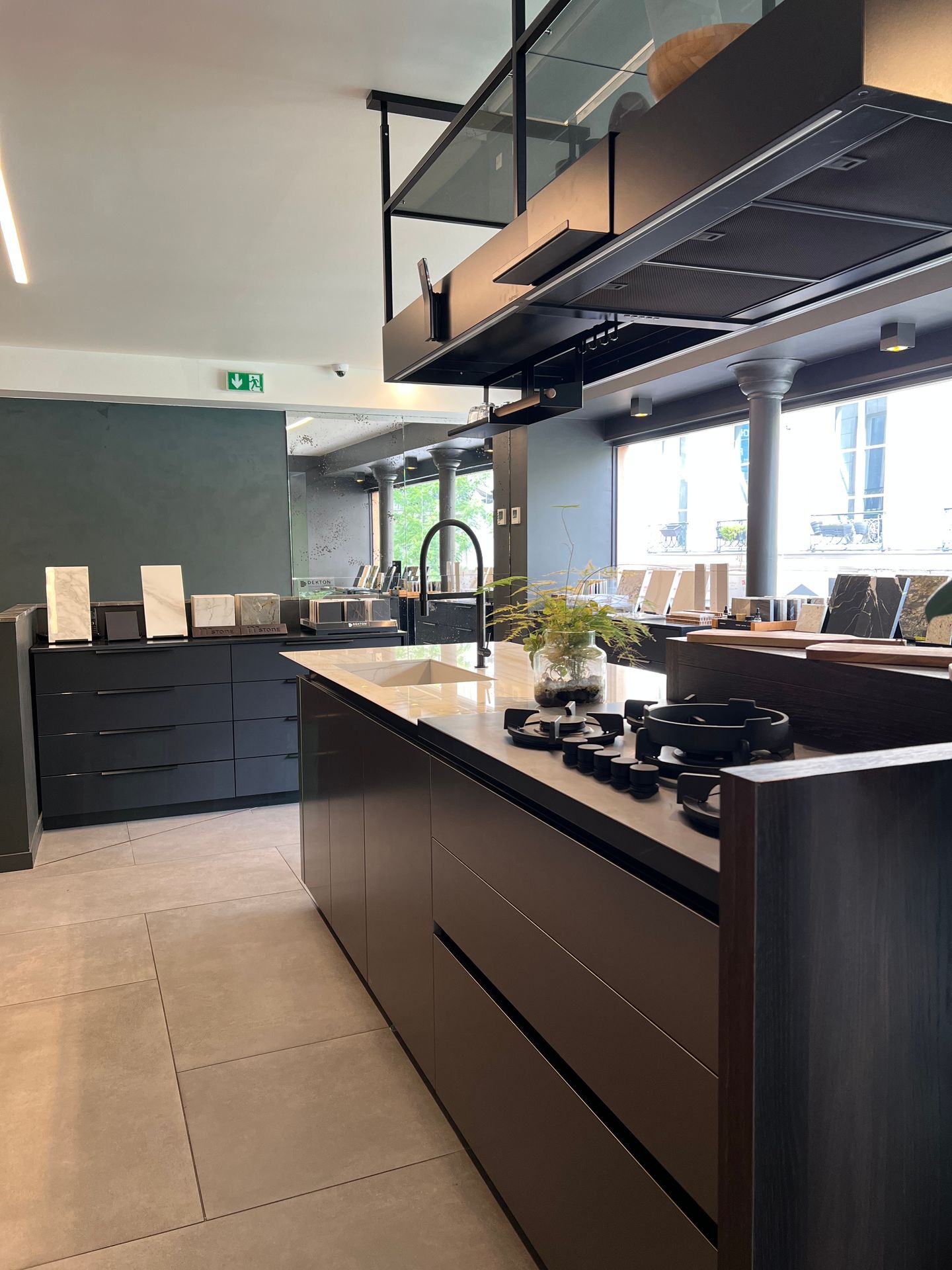 Îlot de showroom à meubles sombres et plan de travail beige en quartzite Sensa White Macaubas