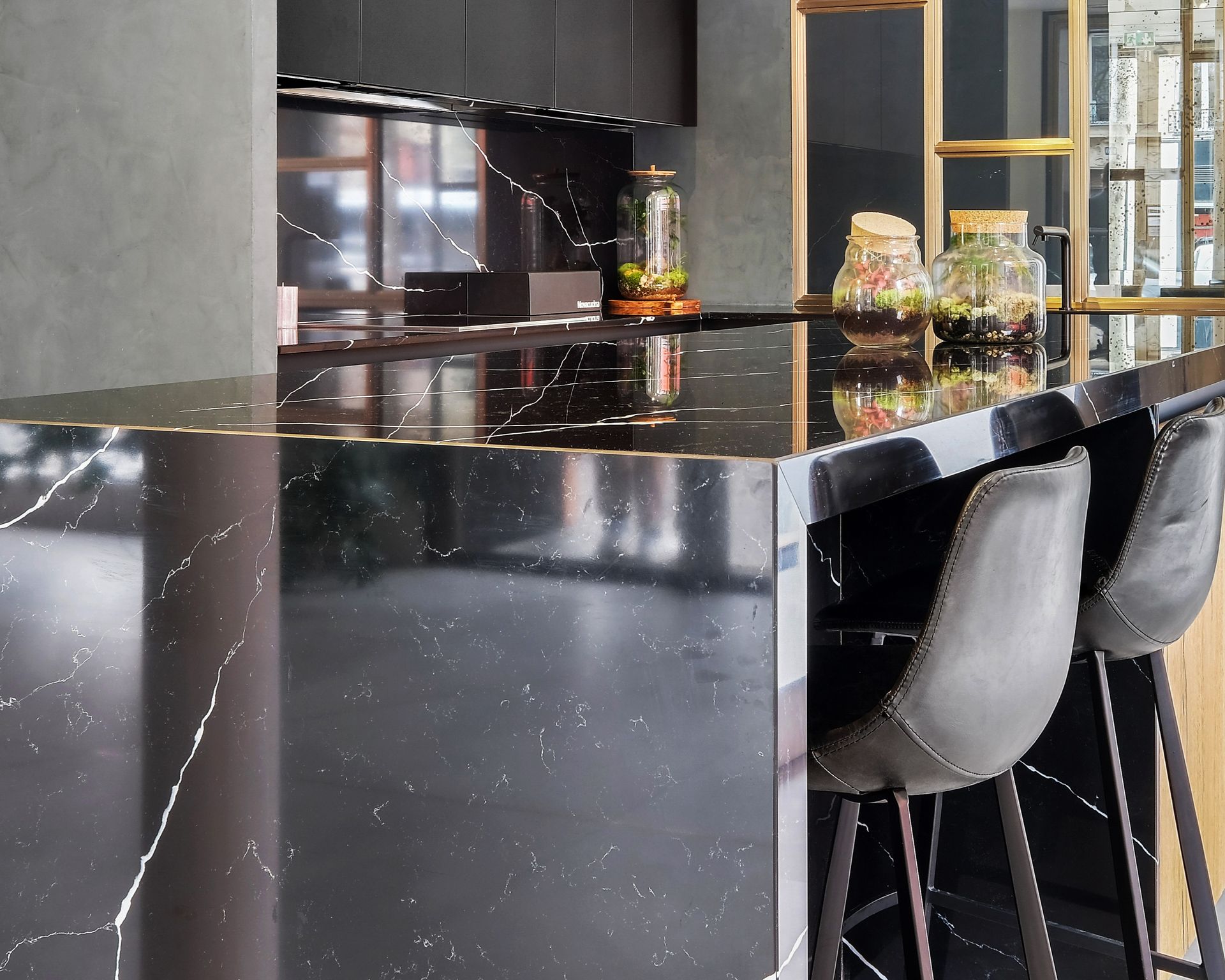 Îlot de cuisine à façades noires et plan de travail noir en quartz Silestone Eternal Marquina