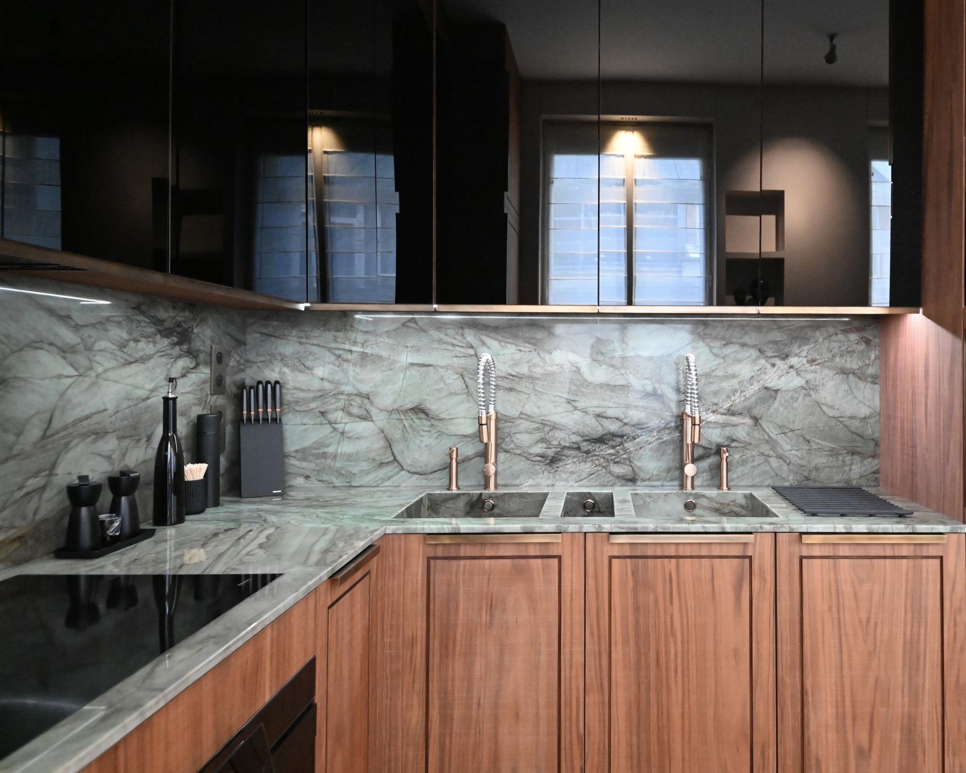 Cuisine à façades bois et plan de travail vert en quartzite Emerald Green, Cyril de La Forest Divonne