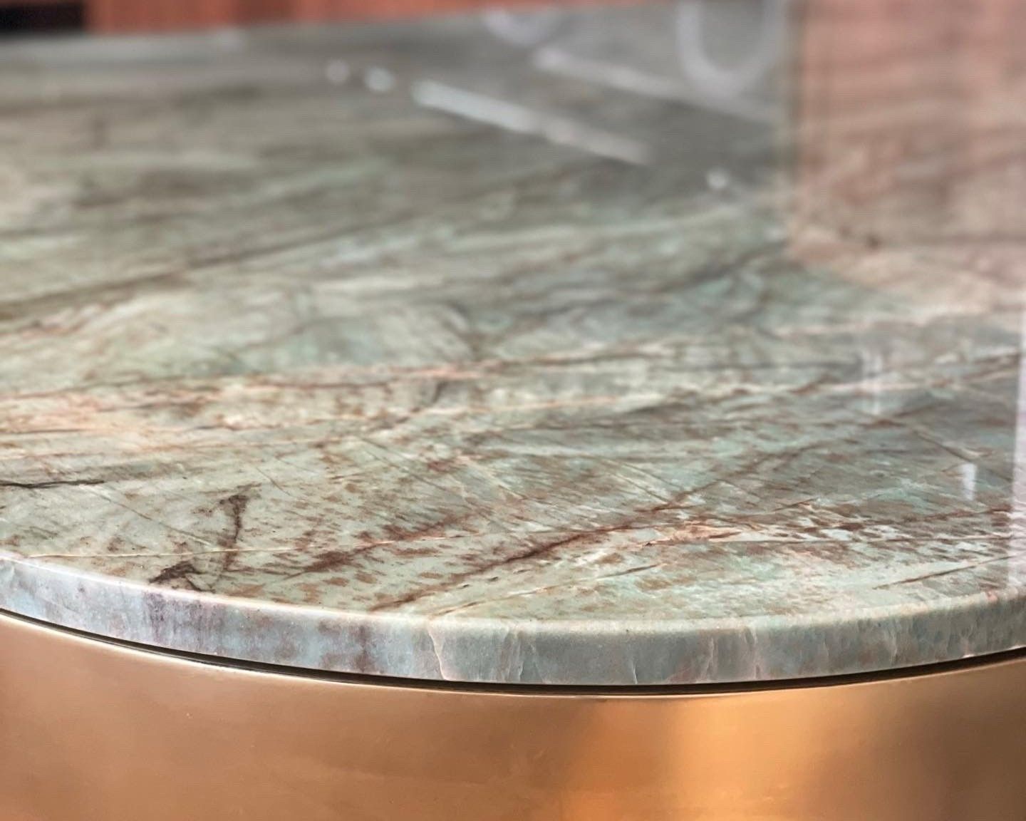 Gros plan d'un plan de travail vert en quartzite Emerald Green, cuisine à façades bois, Cyril de La Forest Divonne