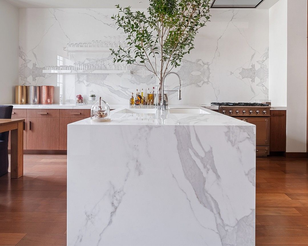 Cuisine à façades bois et plan de travail blanc en céramique Neolith The Size Estatuario