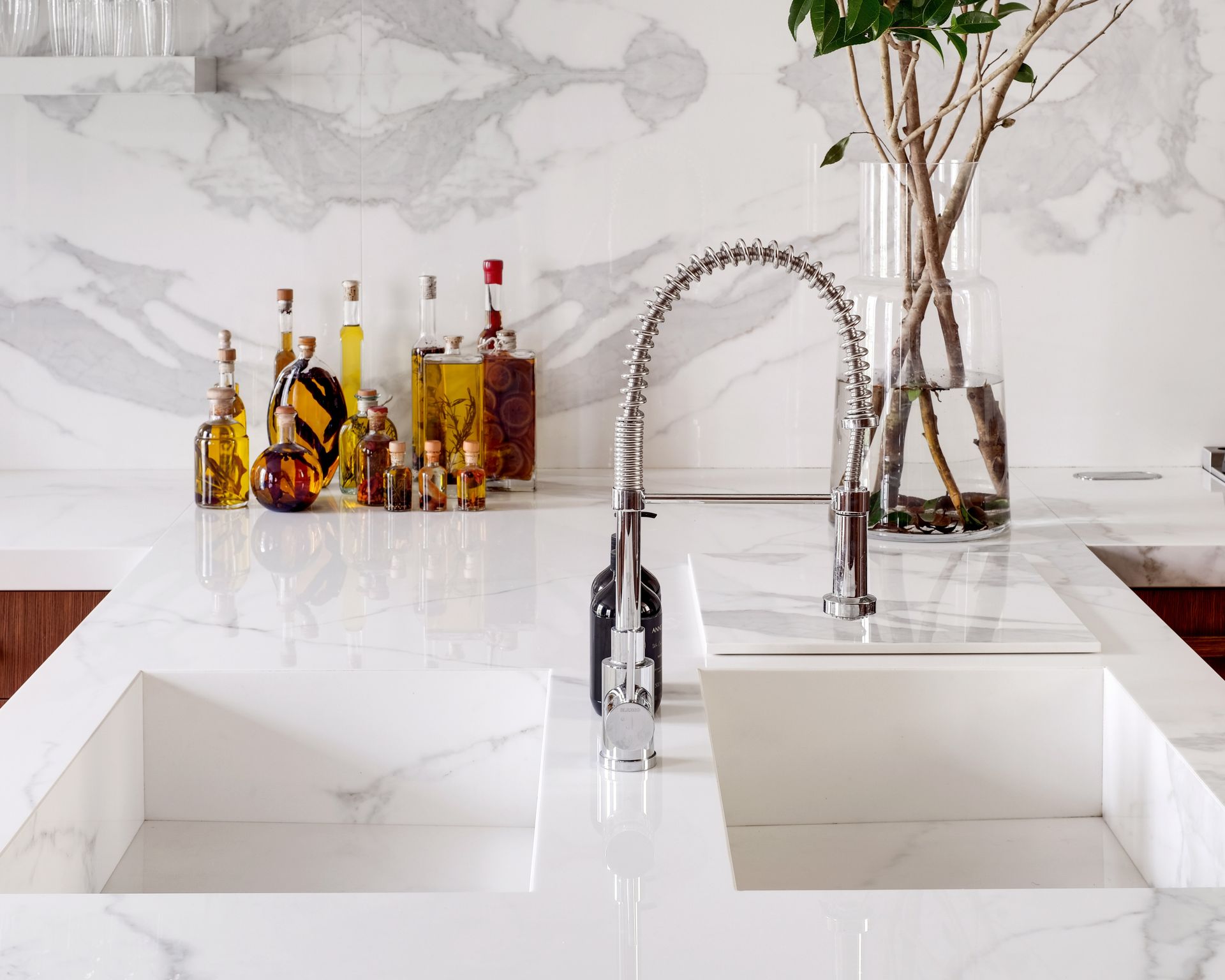 Plan de travail et crédence blancs en céramique Neolith The Size Estatuario, cuisine à façades bois