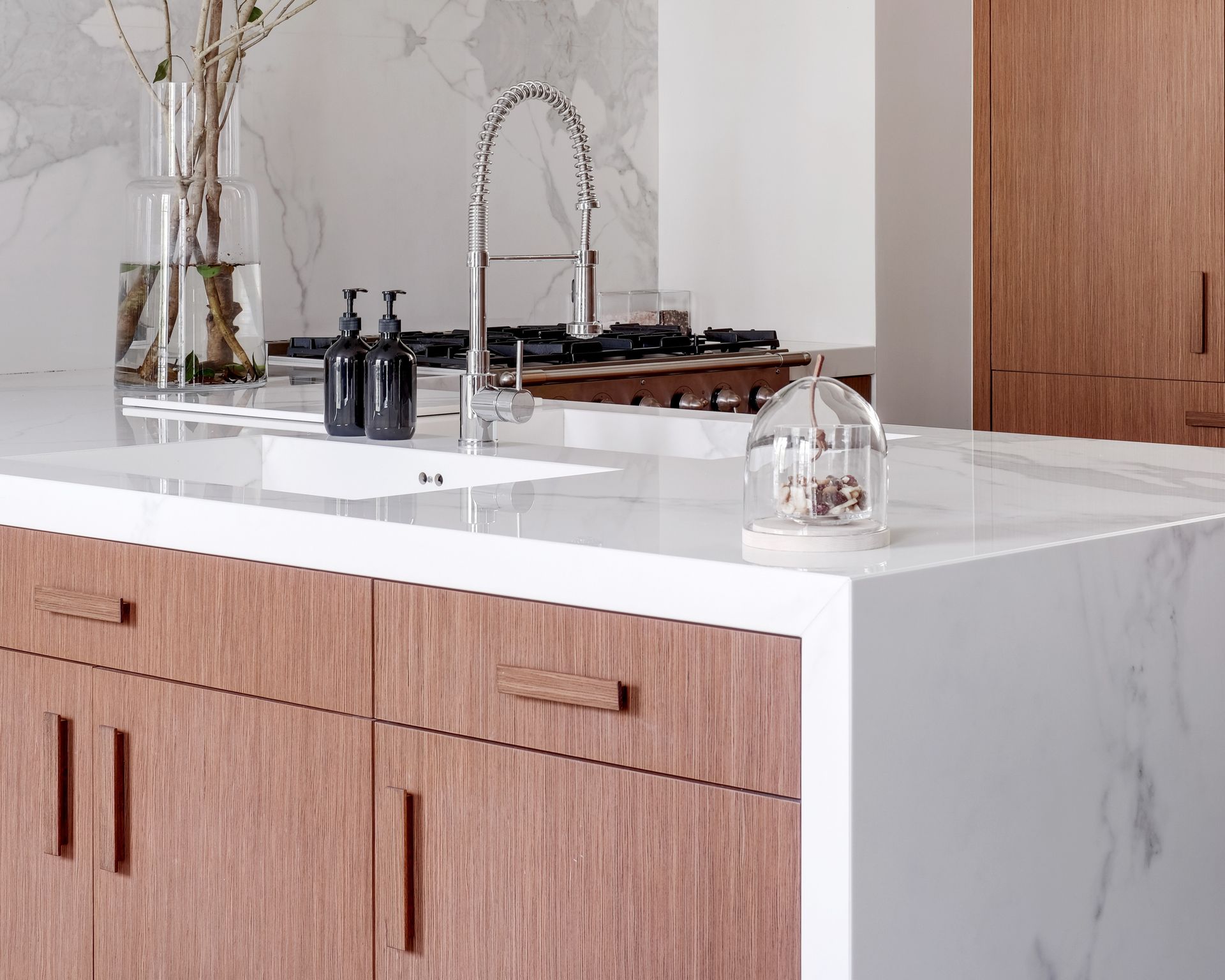 Îlot de cuisine à façades bois et plan de travail blanc en céramique Neolith The Size Estatuario