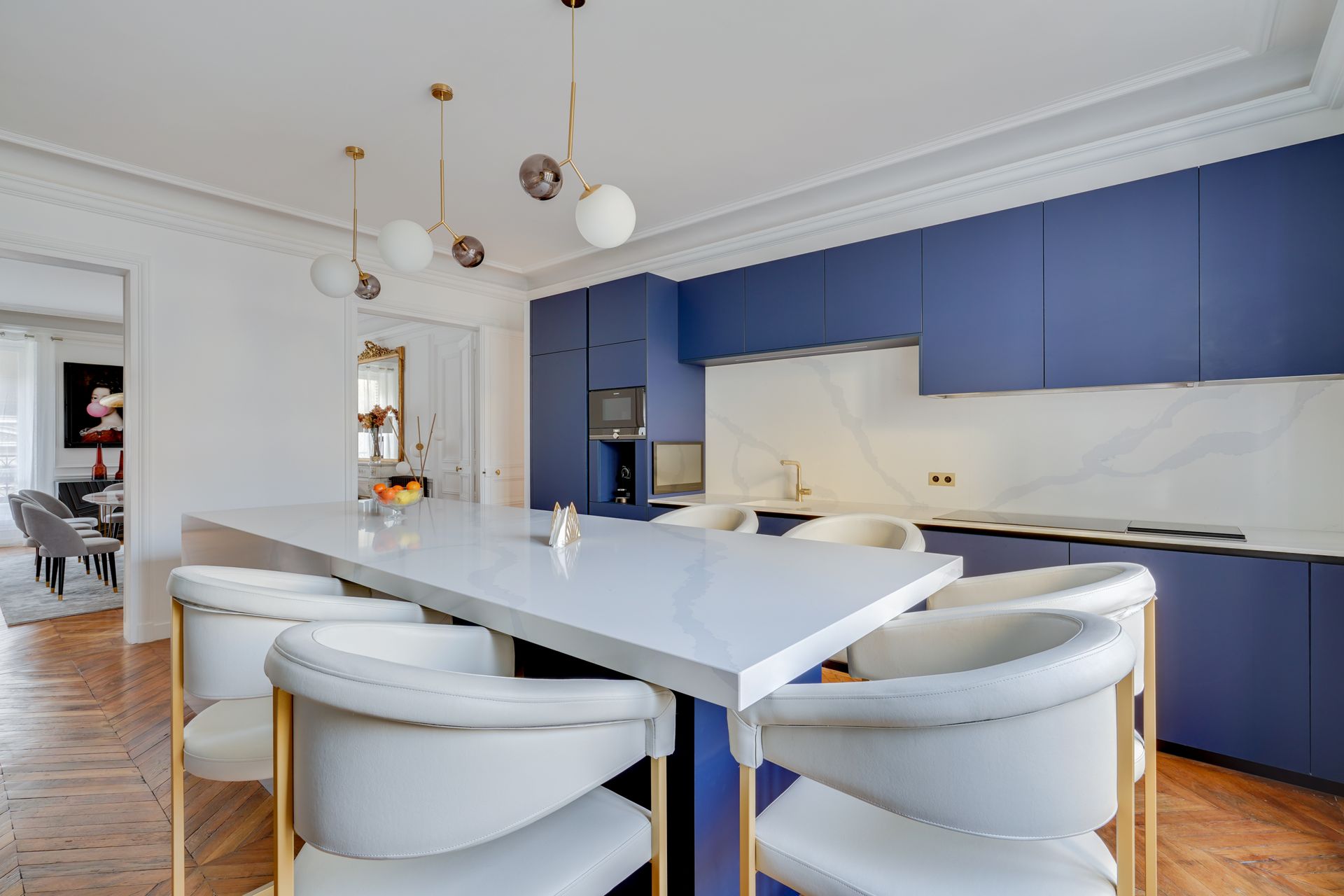 Cuisine à façades bleues et plan de travail blanc en quartz Silestone Eternal Calacatta Gold