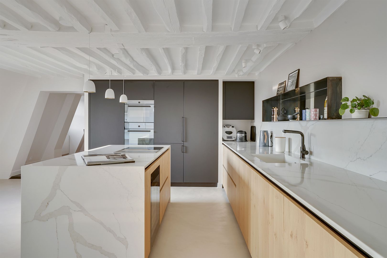 Cuisine à façades bois clair et anthracite, plan de travail blanc en quartz Silestone Calacatta Gold