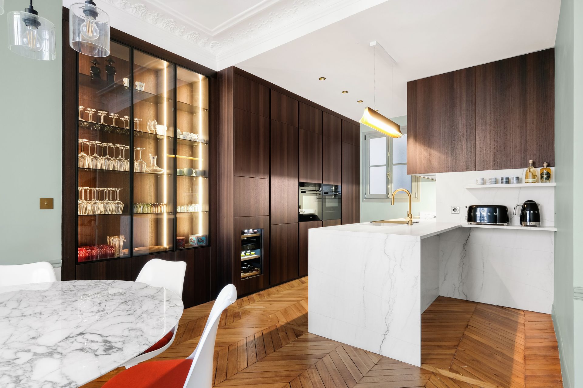 Cuisine à façades bois foncé et plan de travail blanc en céramique Neolith The Size Mont Blanc