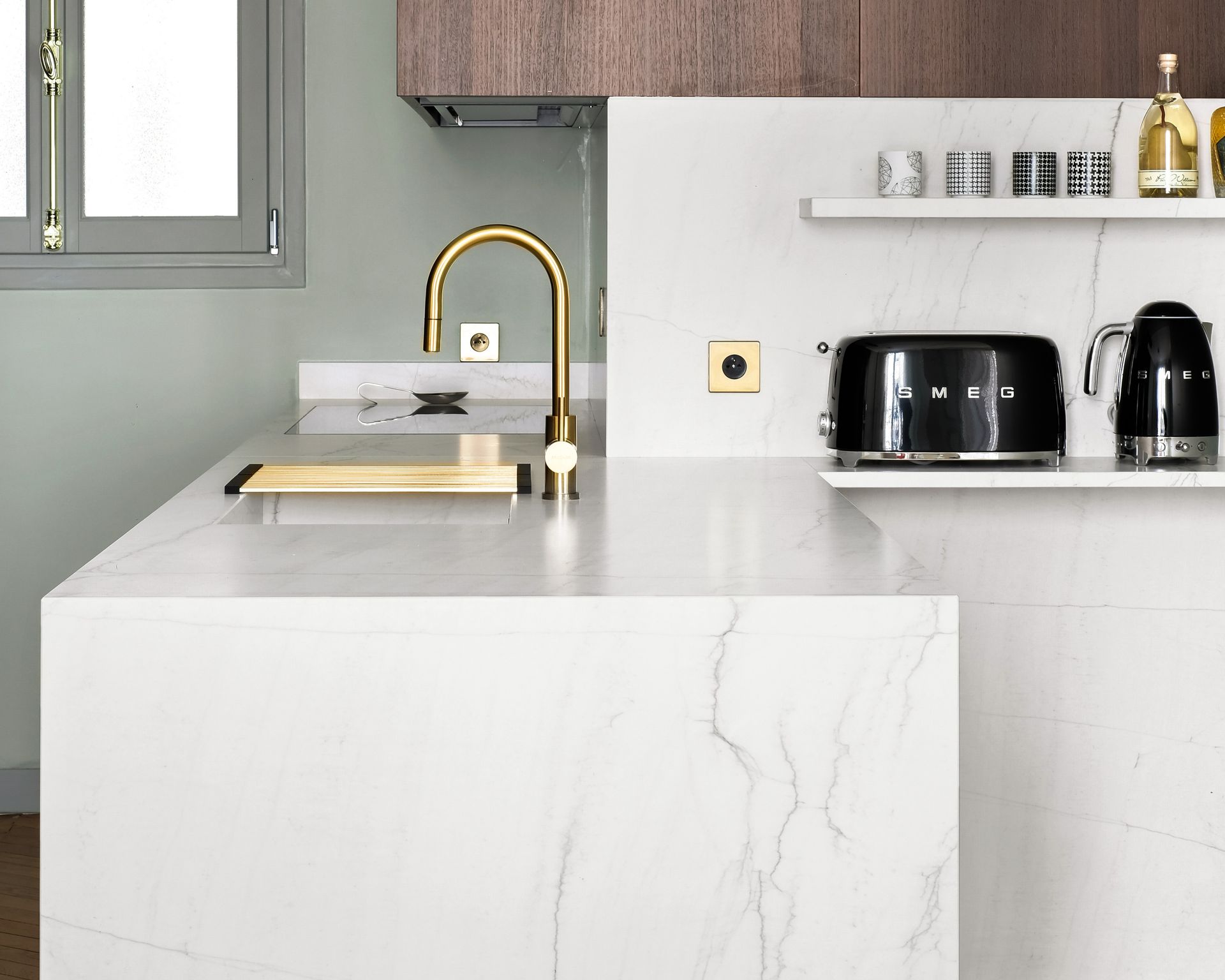 Îlot de cuisine à façades bois foncé et plan de travail blanc en céramique Neolith The Size Mont Blanc