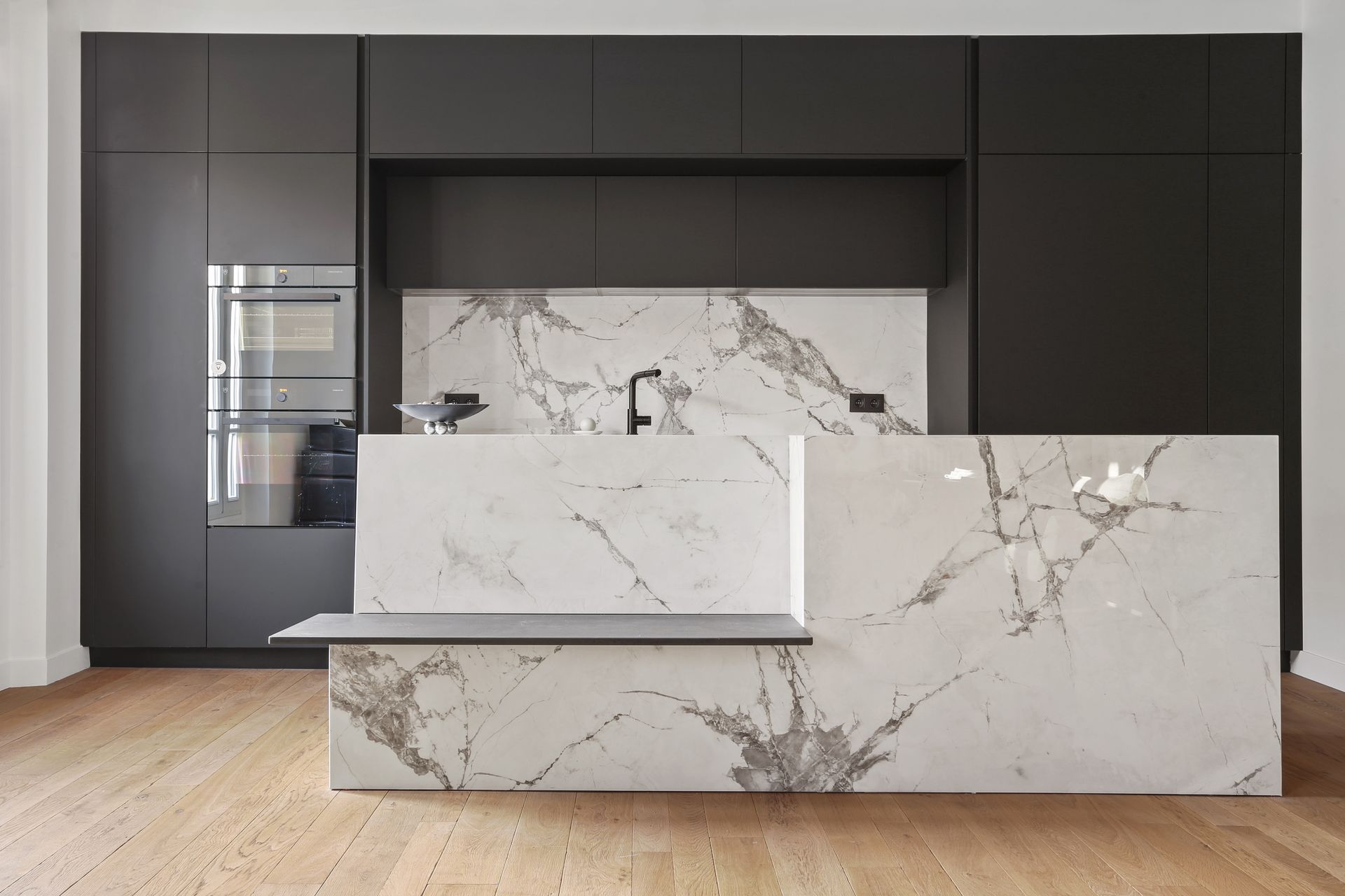 Cuisine à façades noires et plan de travail blanc en céramique Dekton Aura 22