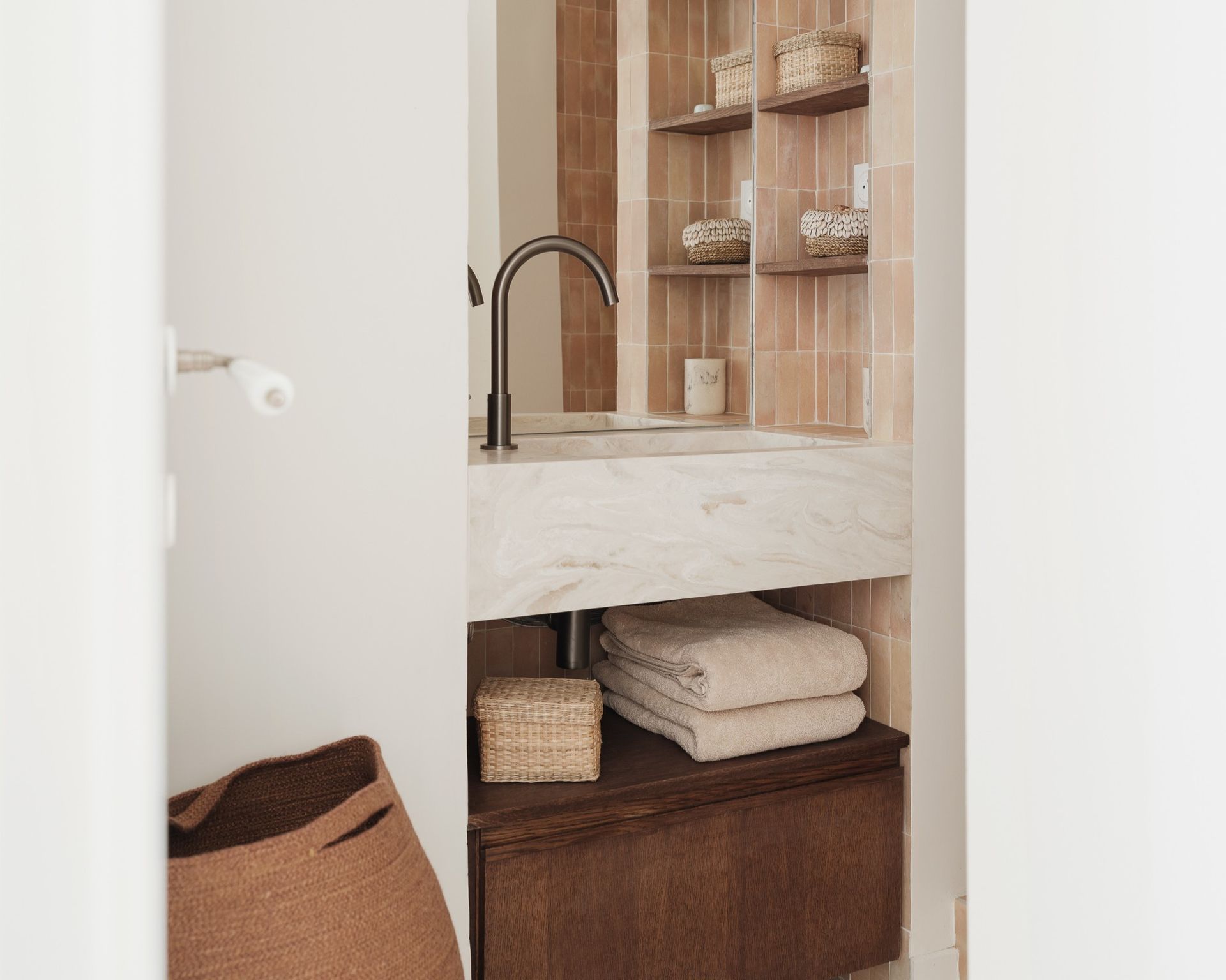 Plan de vasque crème en Corian Duna Prima sur un meuble bois foncé, Atelier Philibert