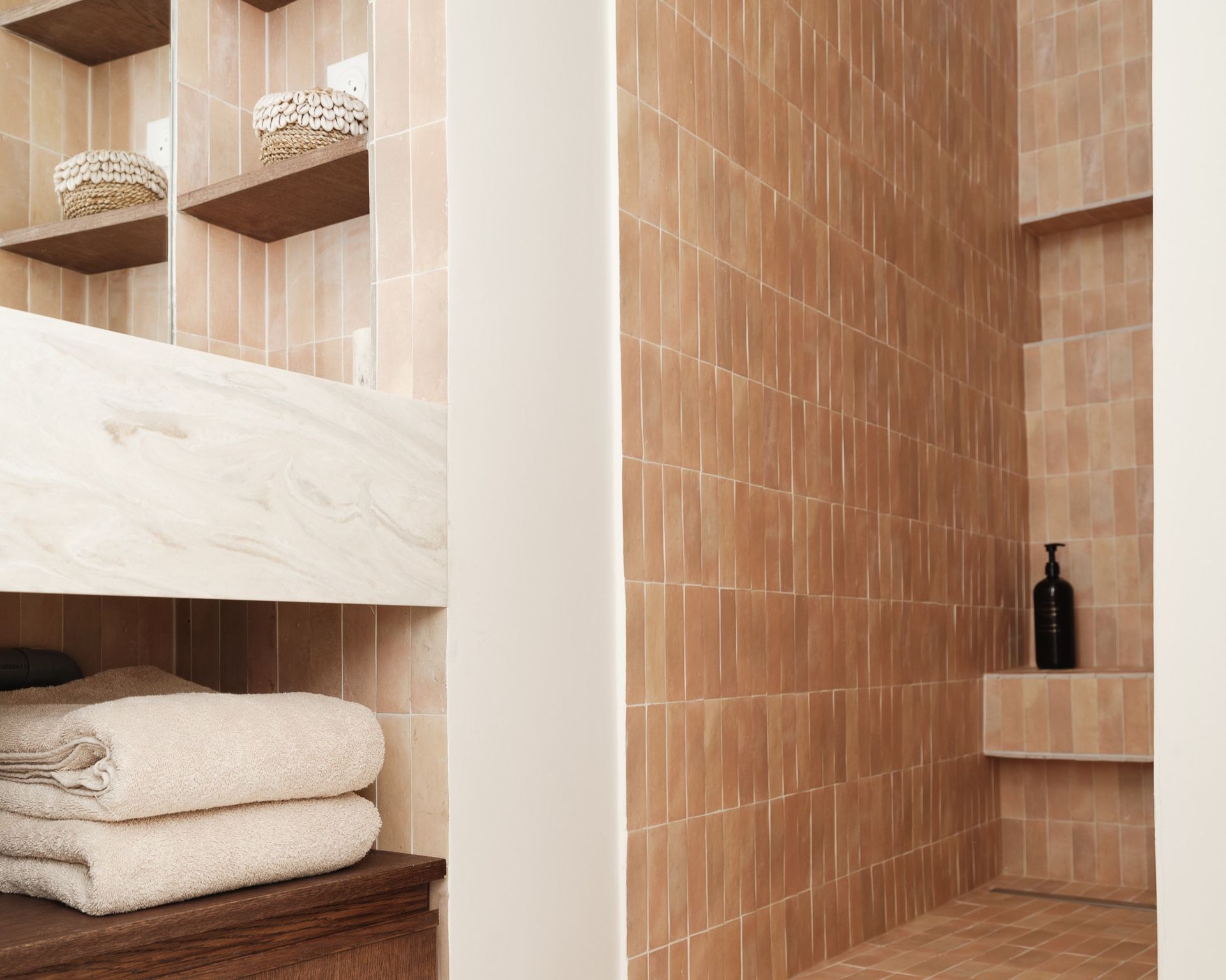 Douche habillée de Corian Duna Prima crème dans une salle de bains à meuble bois foncé, Atelier Philibert