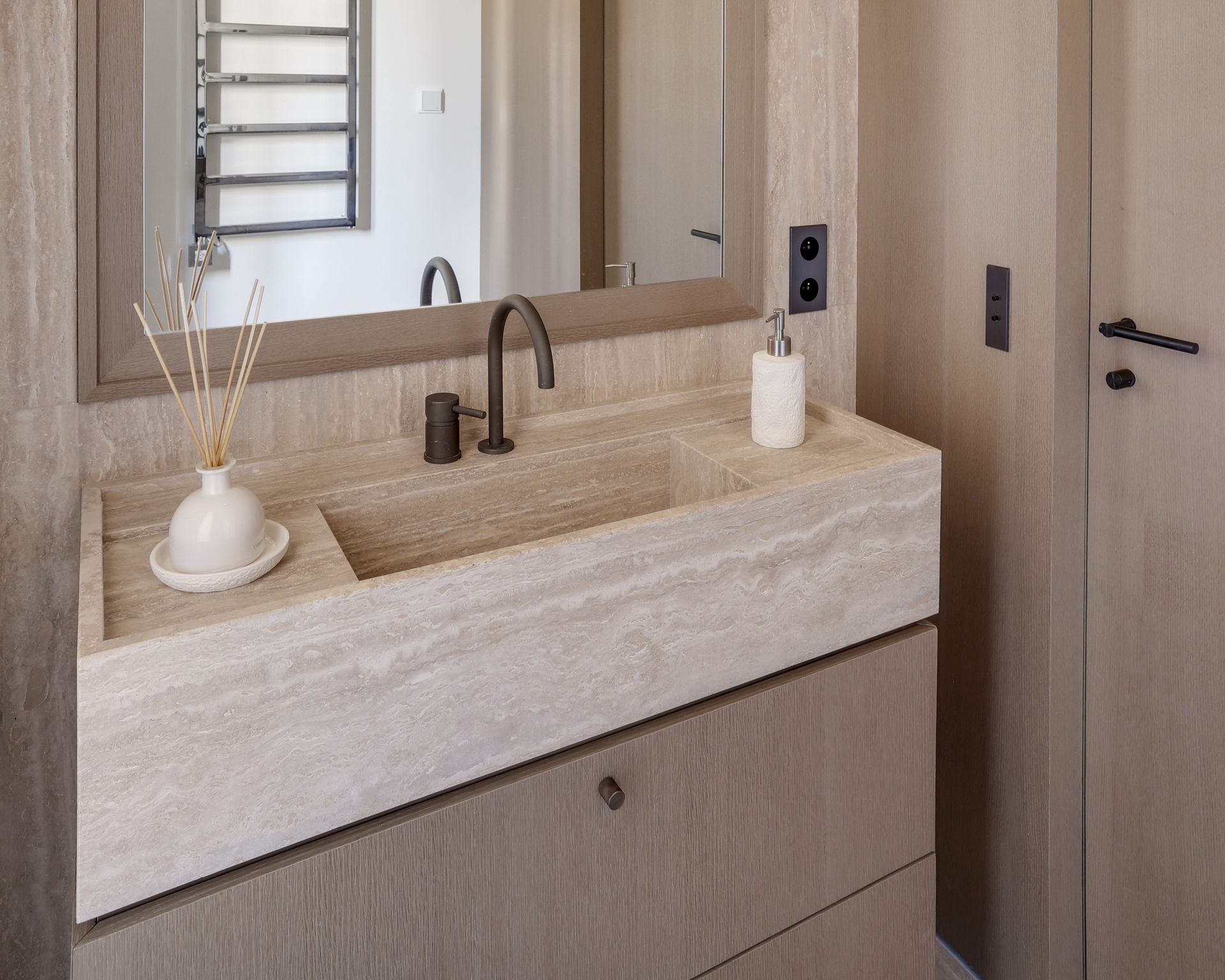 Plan de vasque beige en marbre Travertino Classique sur un meuble bois clair