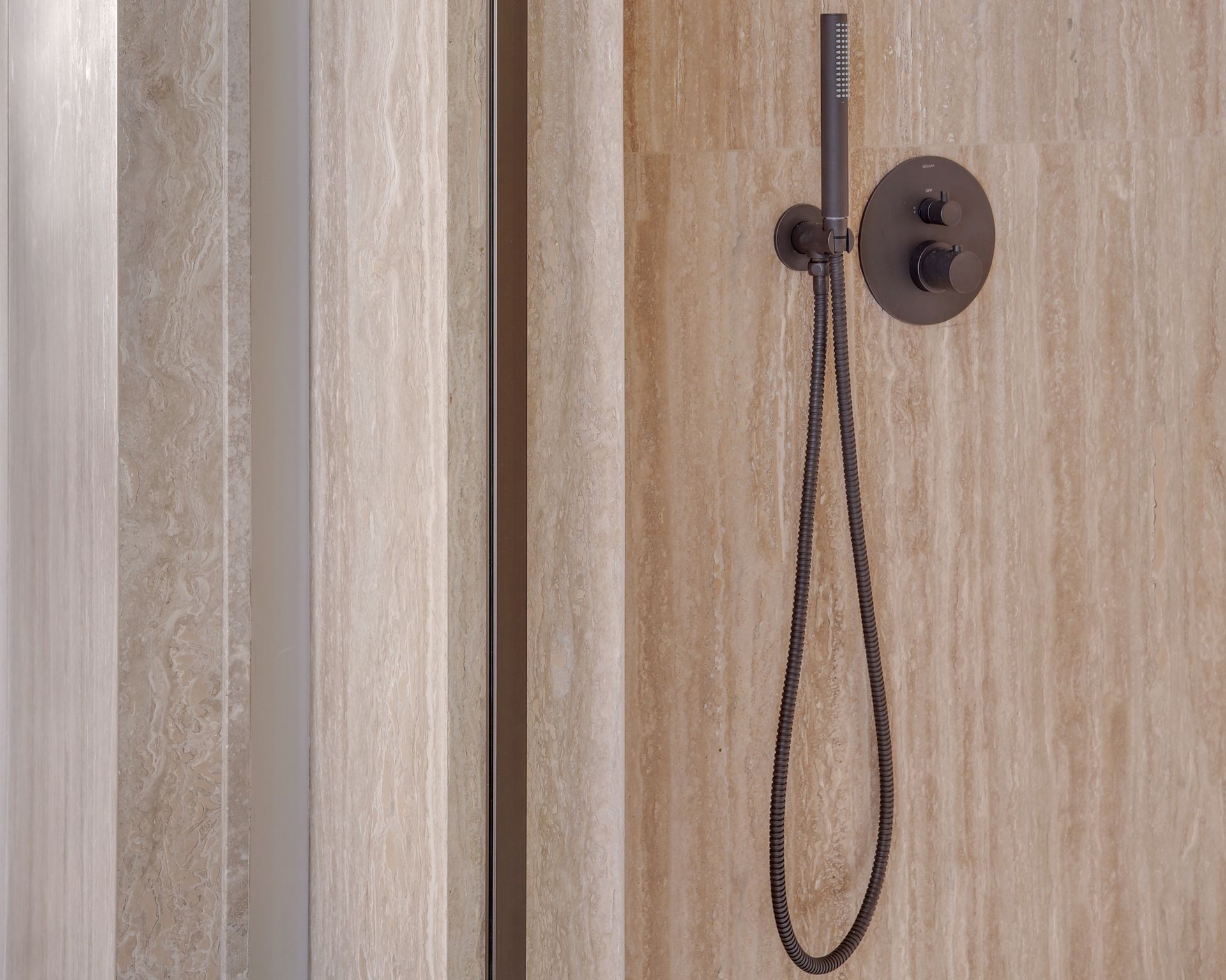 Douche habillée de marbre Travertino Classique beige dans une salle de bains à meuble bois clair